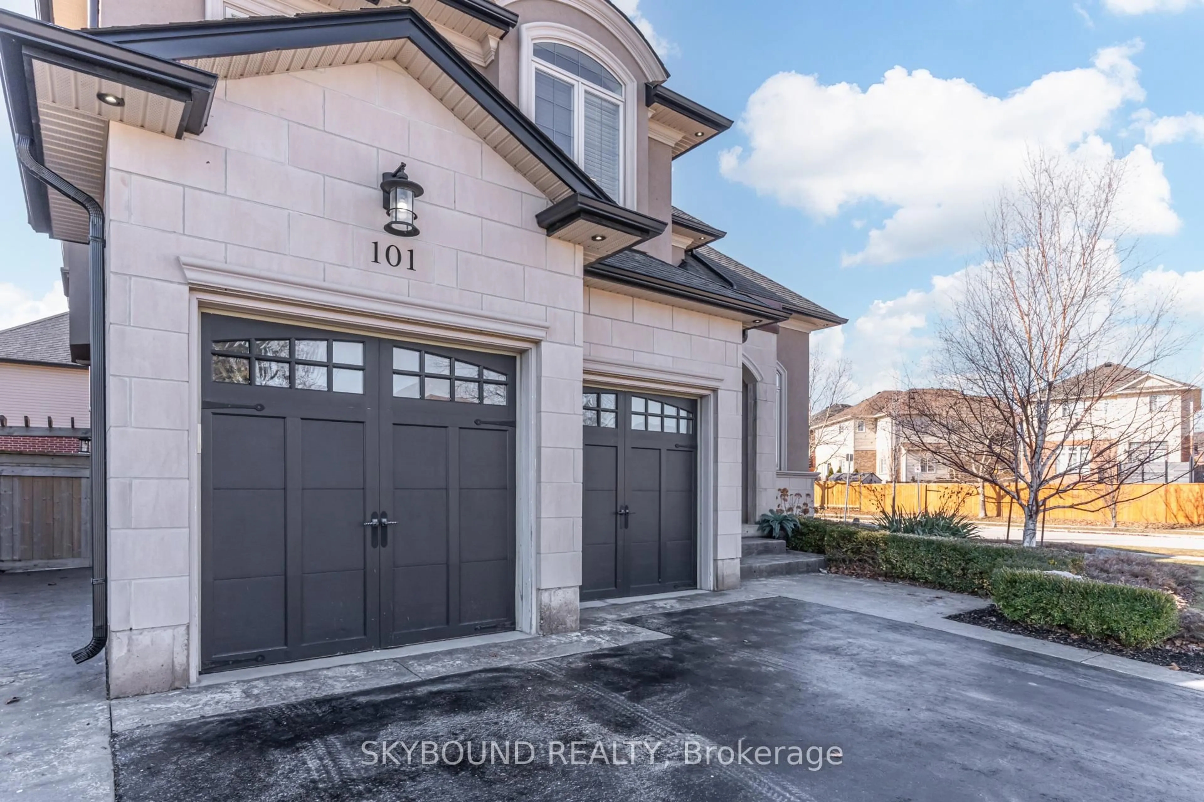 Indoor garage for 101 Seabreeze Cres, Hamilton Ontario L8E 0A2