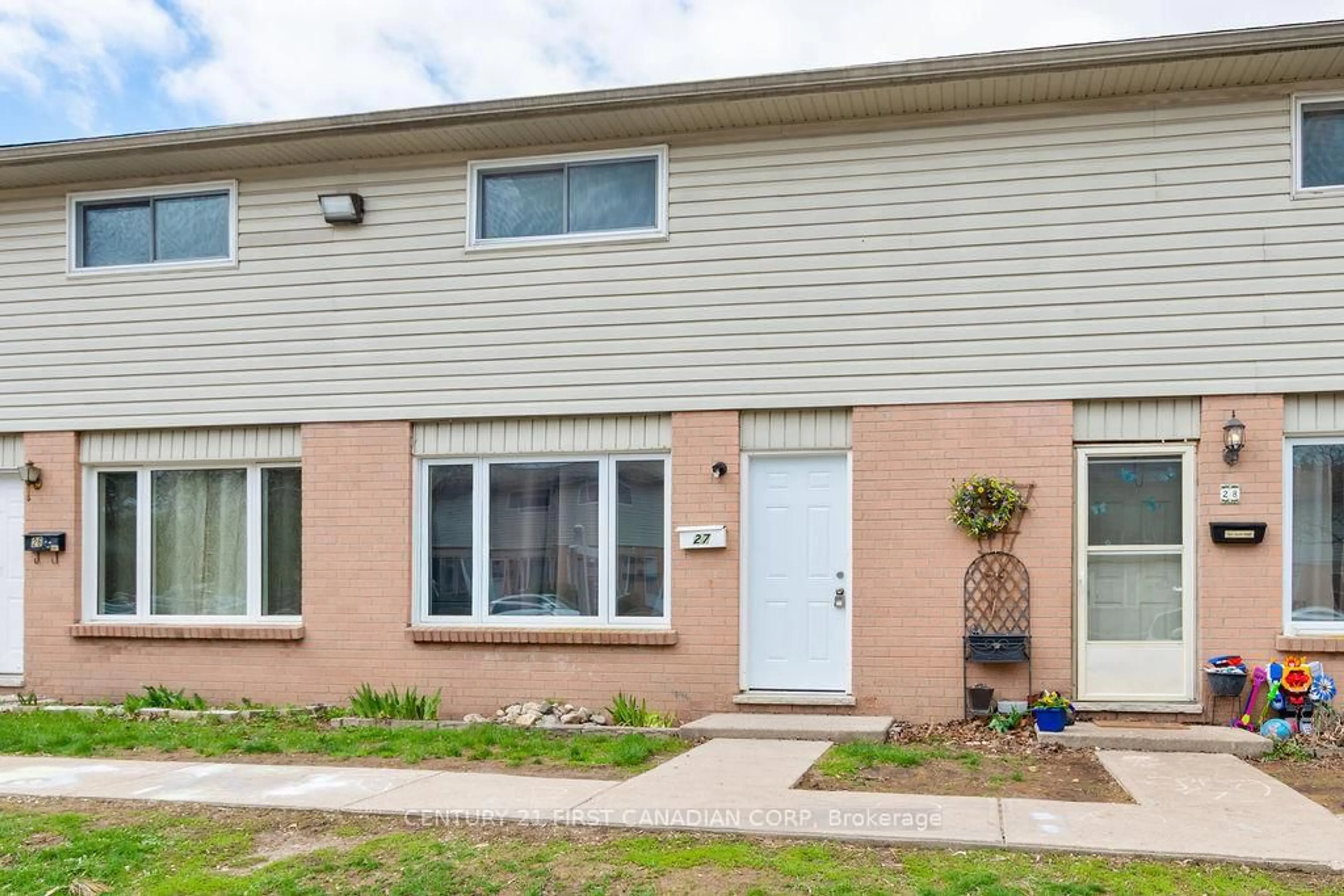 Home with vinyl exterior material, street for 45 Gatewood Pl #27, London East Ontario N5Y 5A4