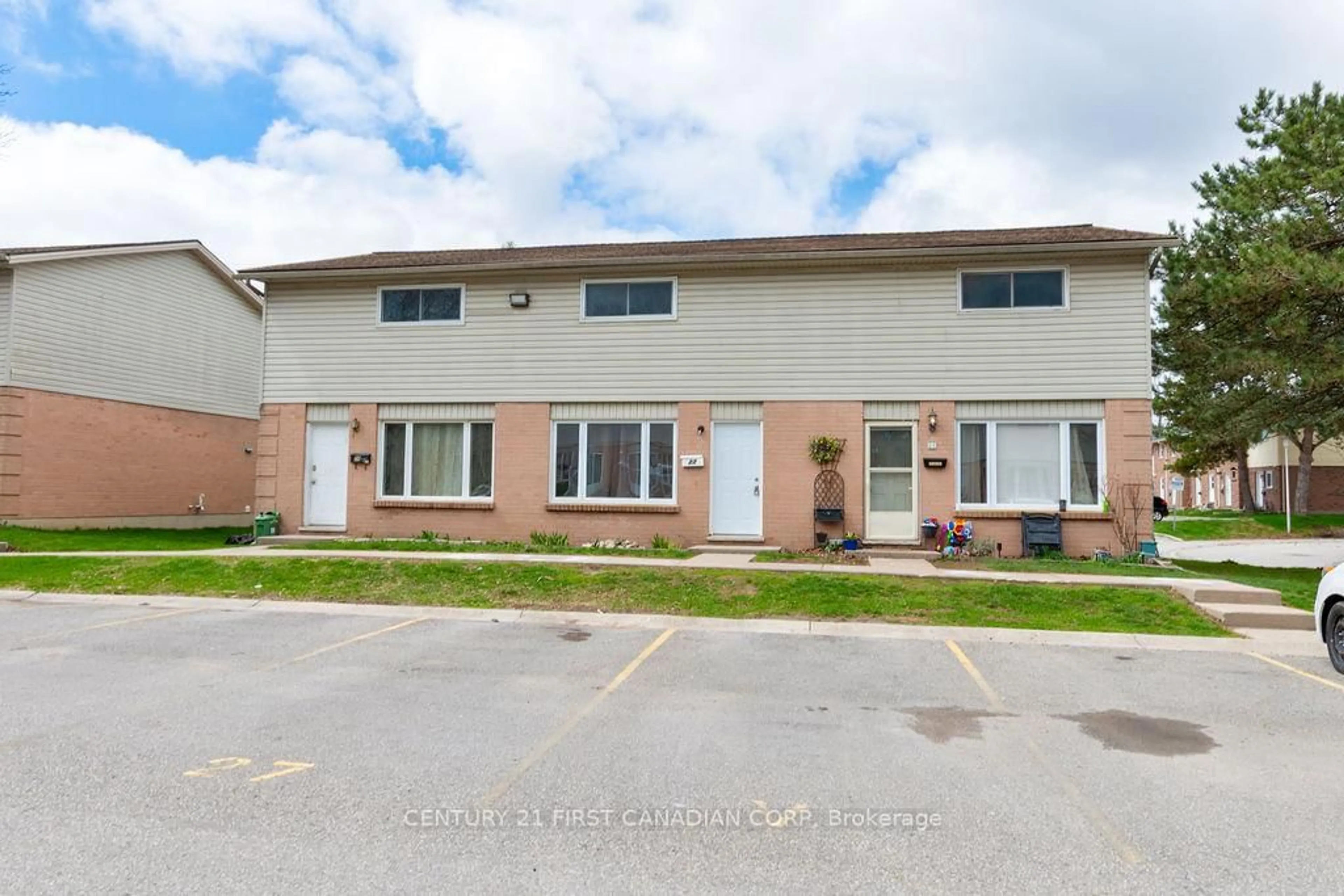 A pic from outside/outdoor area/front of a property/back of a property/a pic from drone, street for 45 Gatewood Pl #27, London East Ontario N5Y 5A4