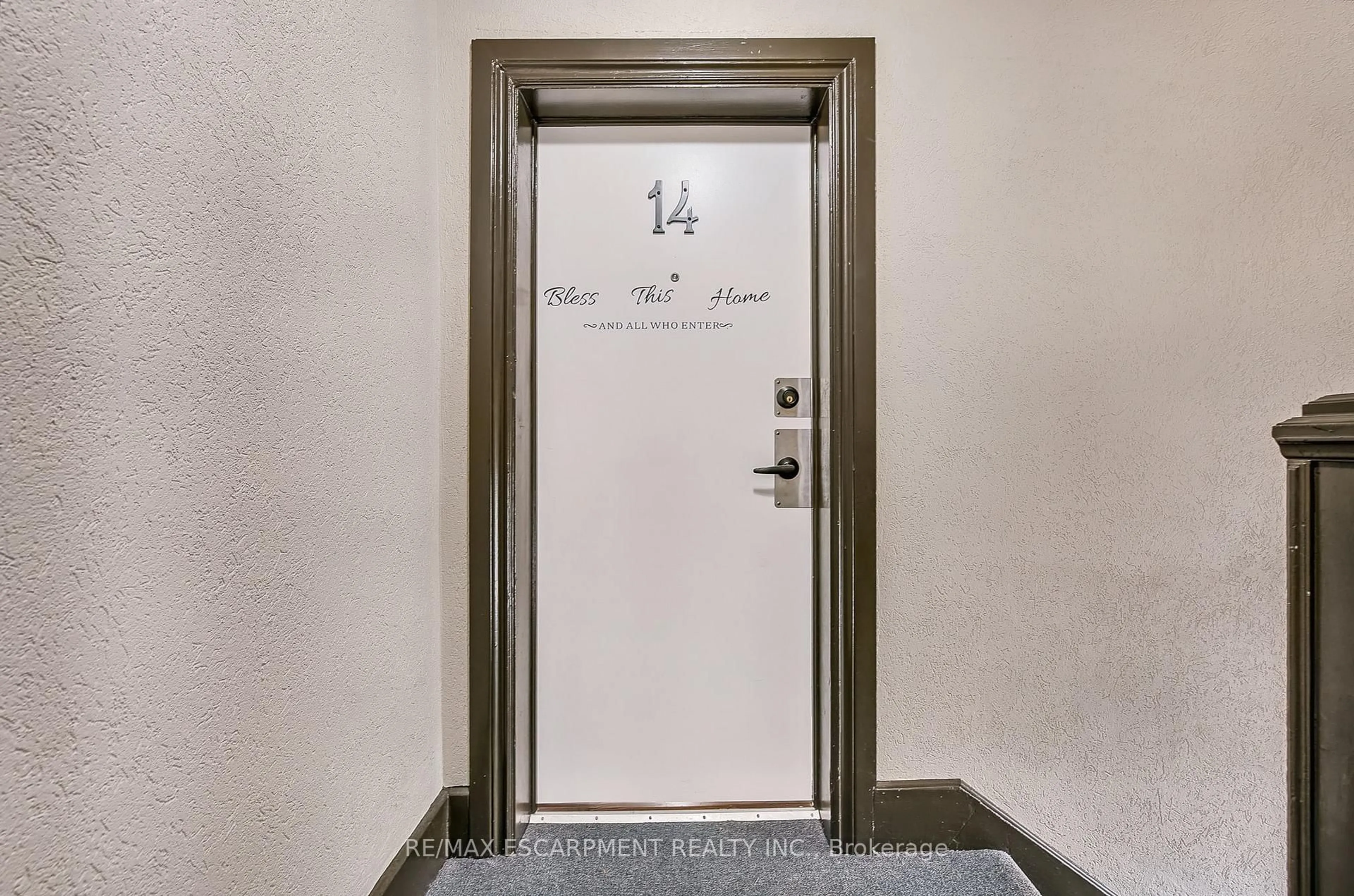 Indoor entryway for 25 Mountwood Ave #14, Hamilton Ontario L8N 2G8