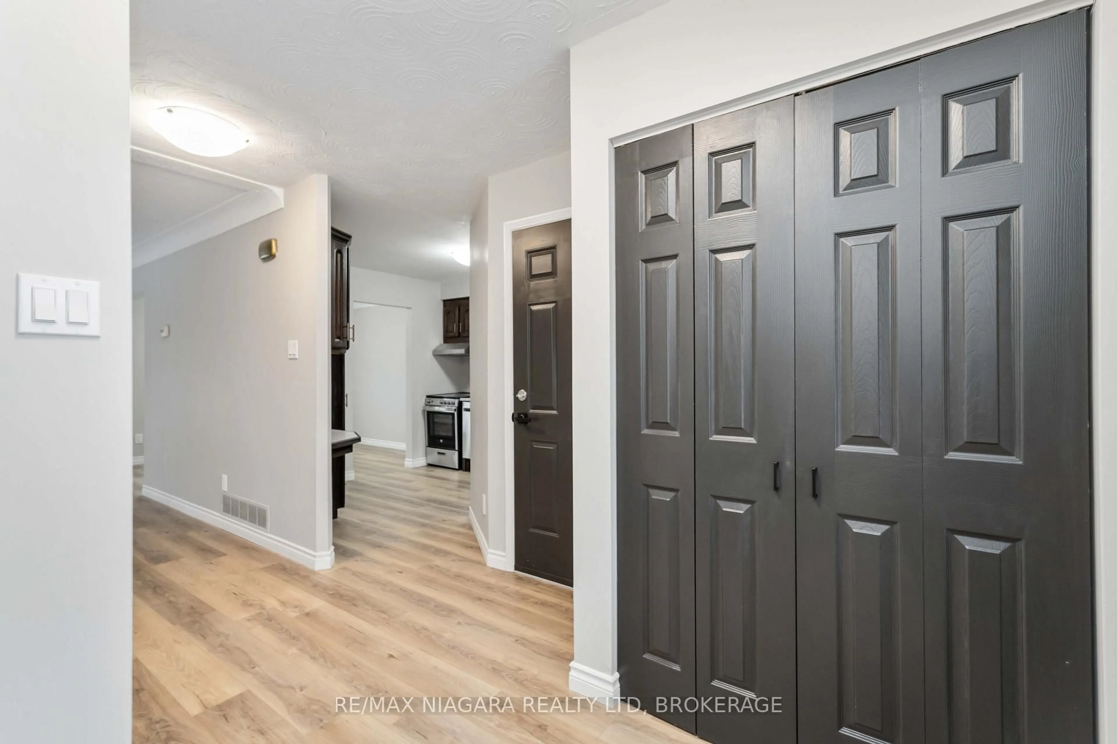 Indoor entryway for 10 Donegel Pl, Hamilton Ontario L9A 4Z6