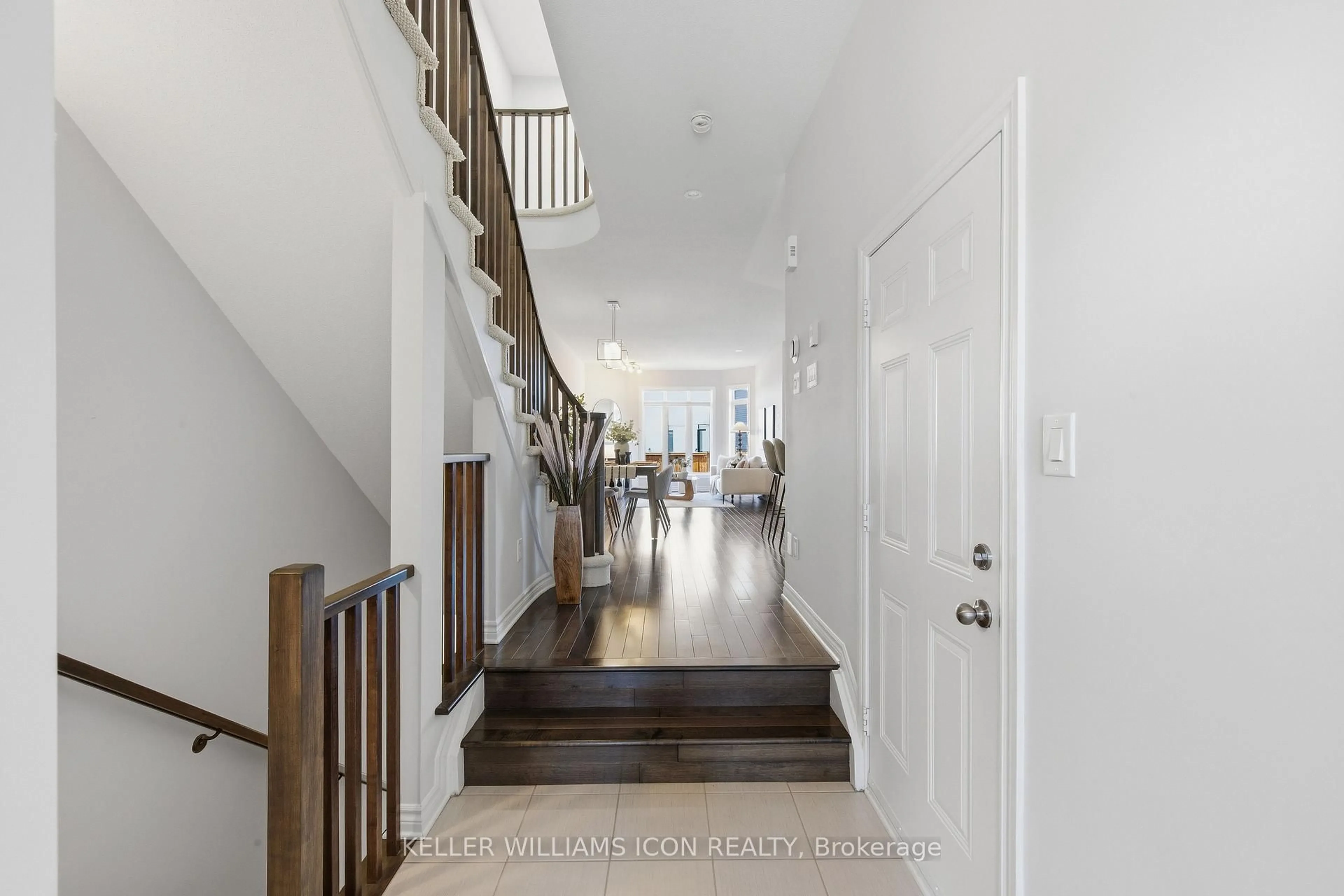 Indoor foyer for 636 Tennant Way, Ottawa Ontario K4M 0C7