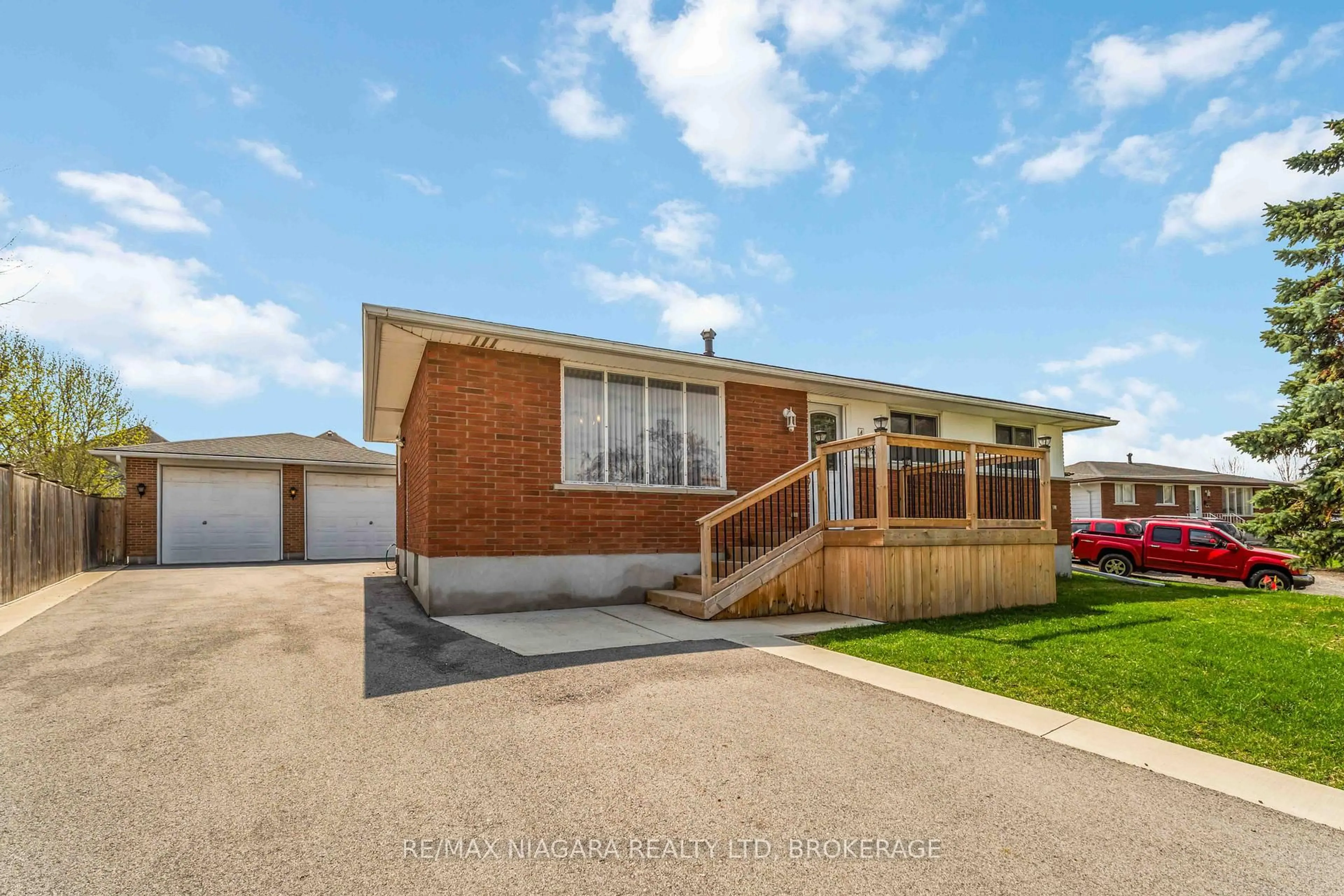 A pic from outside/outdoor area/front of a property/back of a property/a pic from drone, street for 4 Rossie Pl, St. Catharines Ontario L2P 2G6
