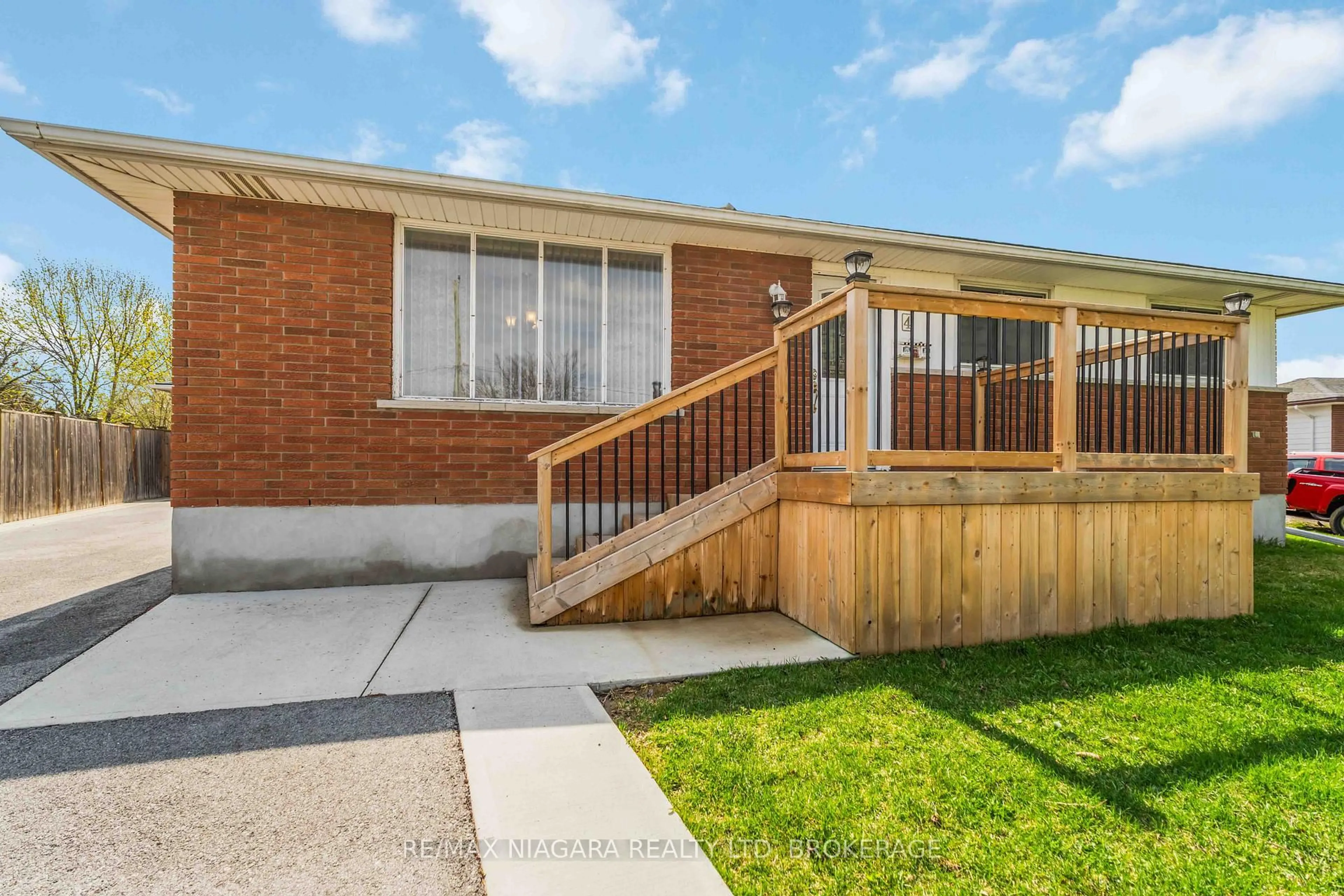 Unknown for 4 Rossie Pl, St. Catharines Ontario L2P 2G6