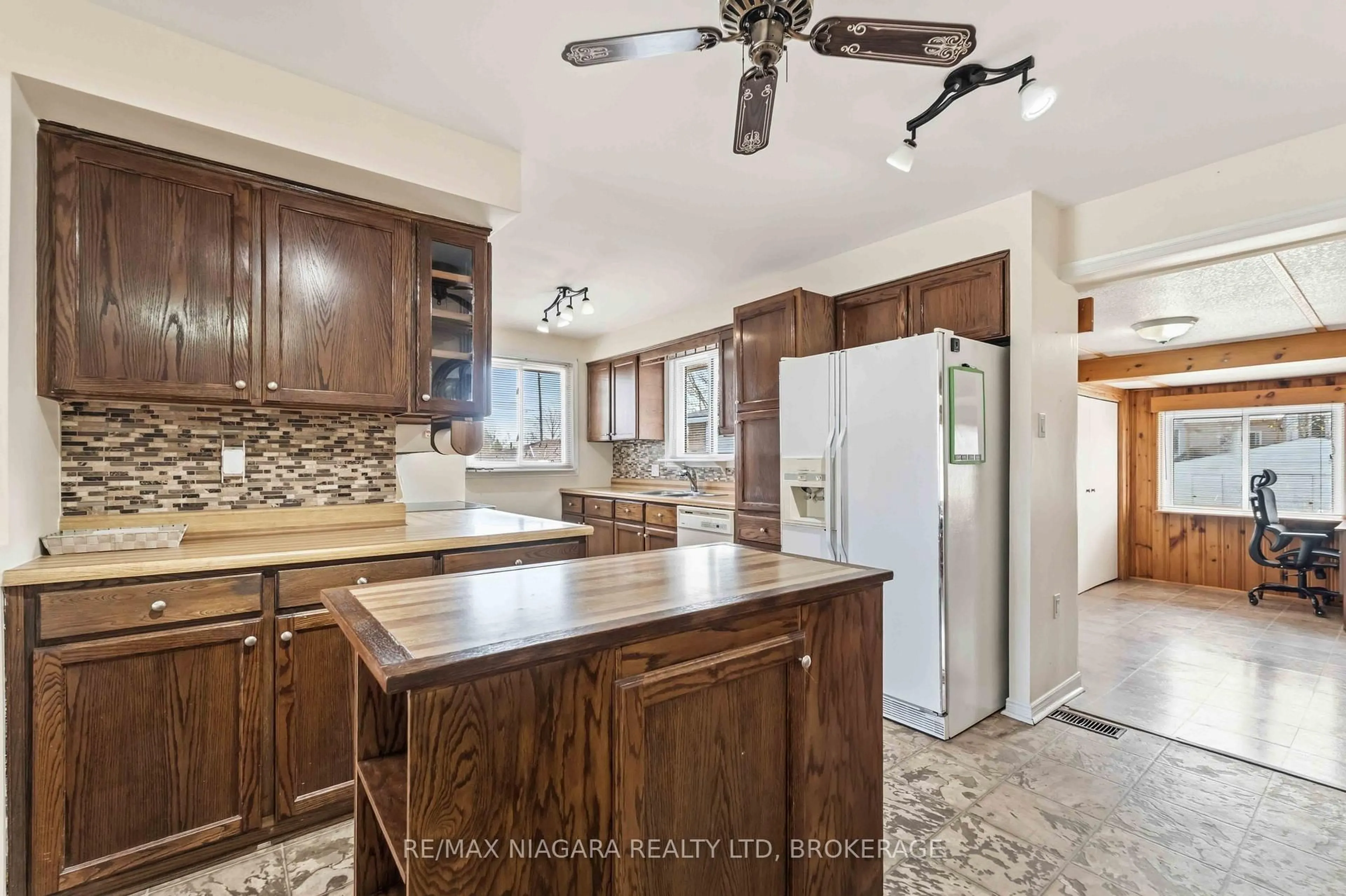 Unknown for 4 Rossie Pl, St. Catharines Ontario L2P 2G6