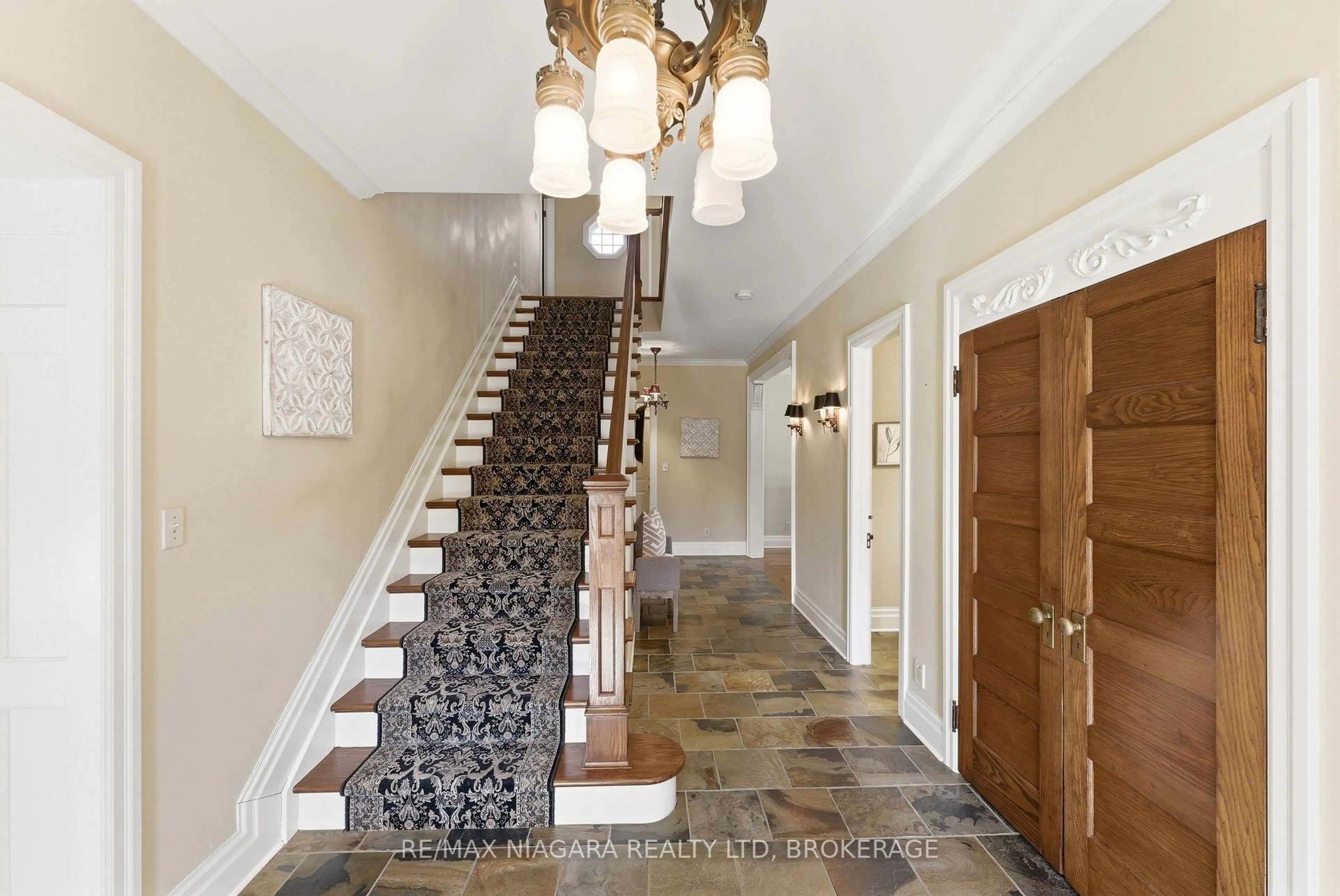 Indoor foyer for 2 SAMUEL St, Niagara-on-the-Lake Ontario L0S 1J0