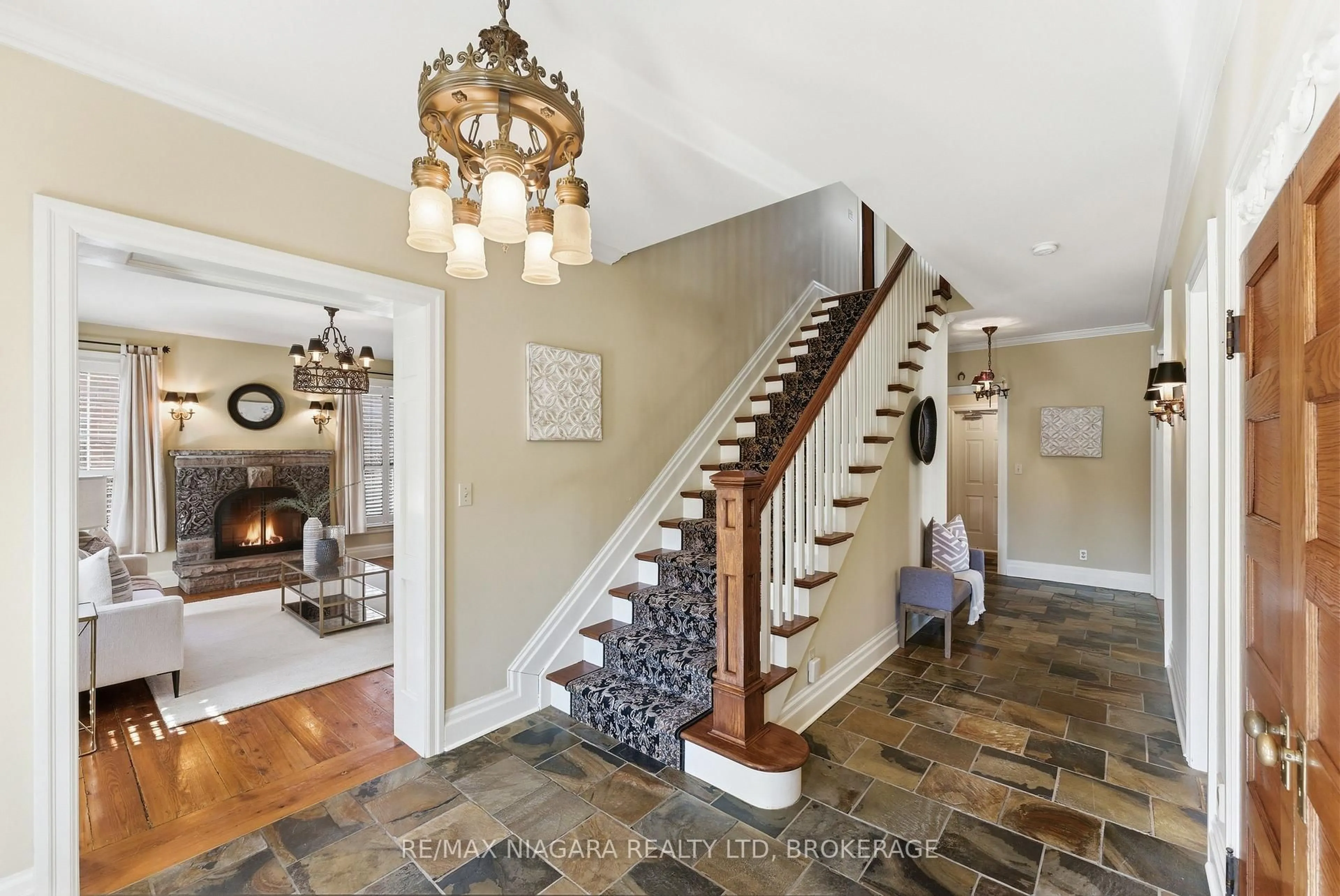 Indoor entryway for 2 SAMUEL St, Niagara-on-the-Lake Ontario L0S 1J0