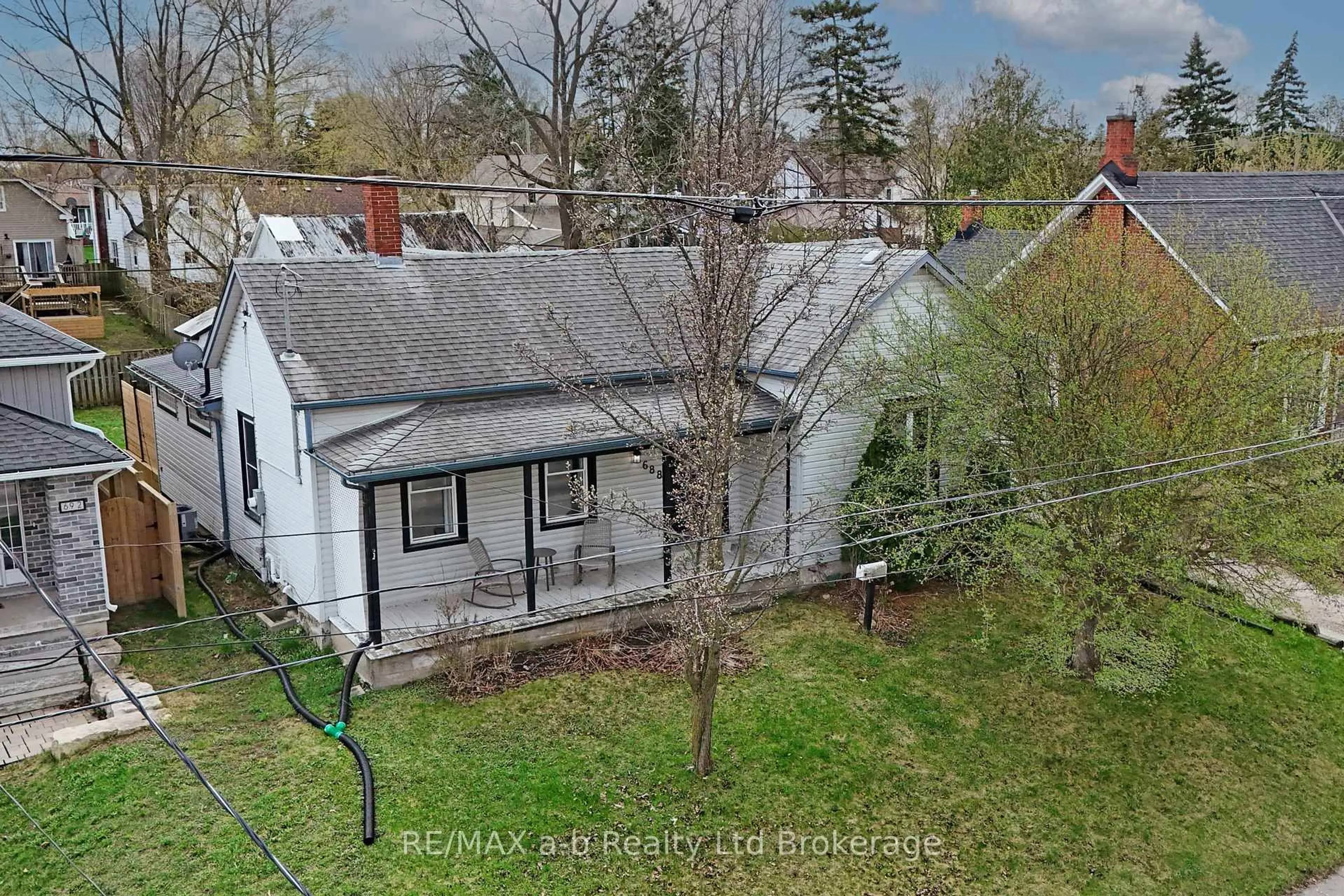 A pic from outside/outdoor area/front of a property/back of a property/a pic from drone, street for 688 Henry St, Woodstock Ontario N4S 1Y3