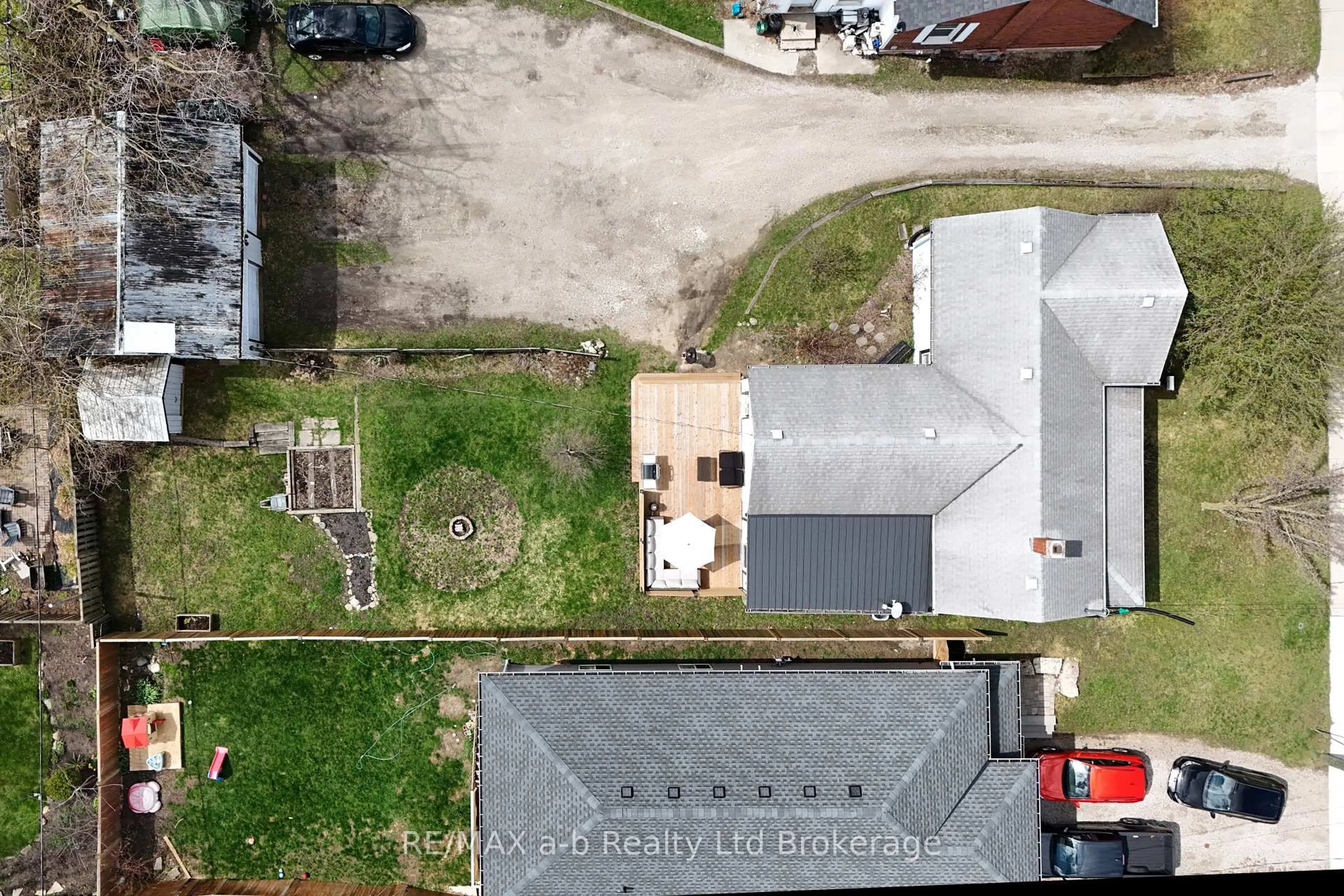 A pic from outside/outdoor area/front of a property/back of a property/a pic from drone, street for 688 Henry St, Woodstock Ontario N4S 1Y3
