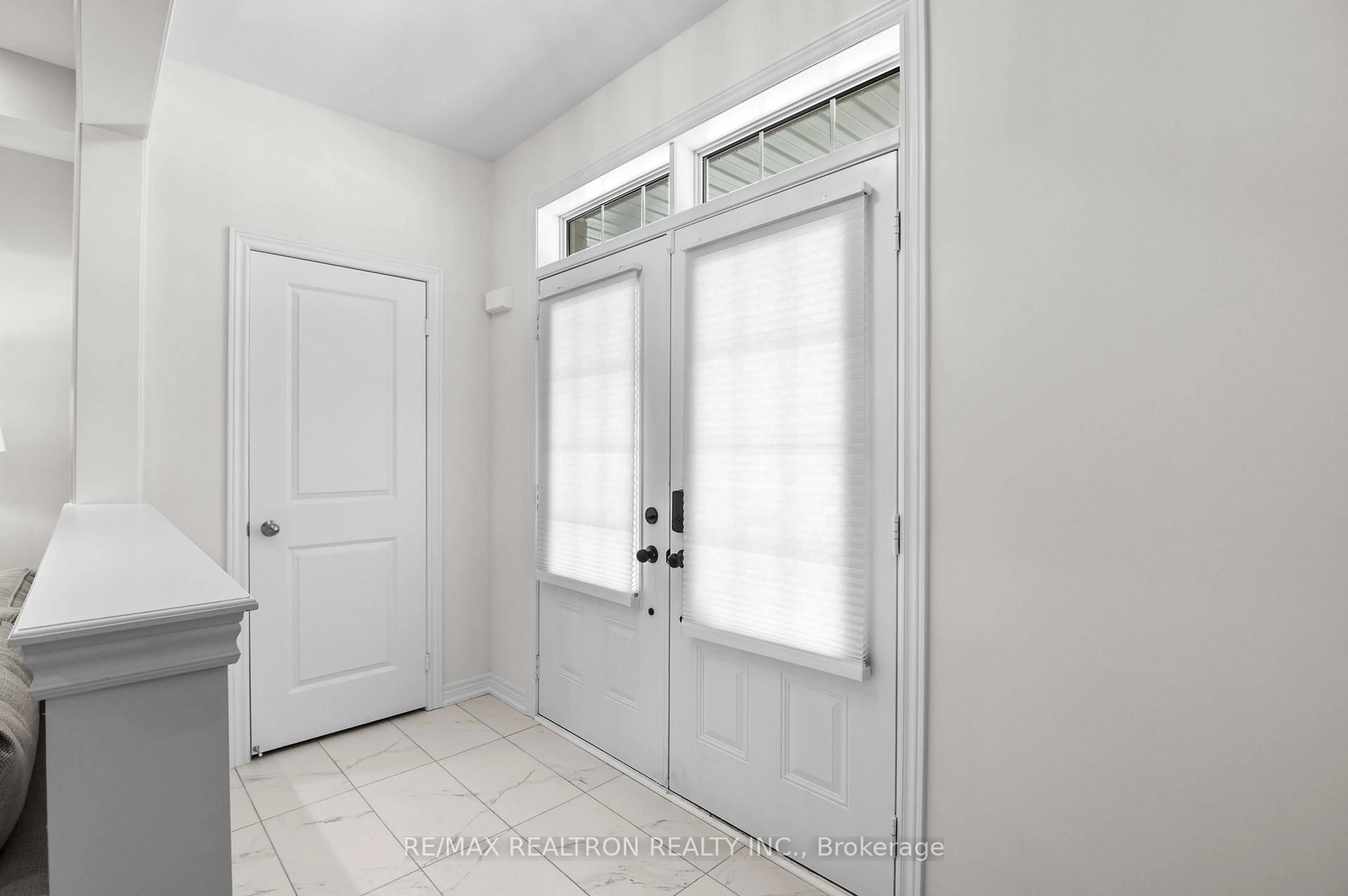 Indoor entryway for 241 Chippewa Ave, Shelburne Ontario L9V 3Y3