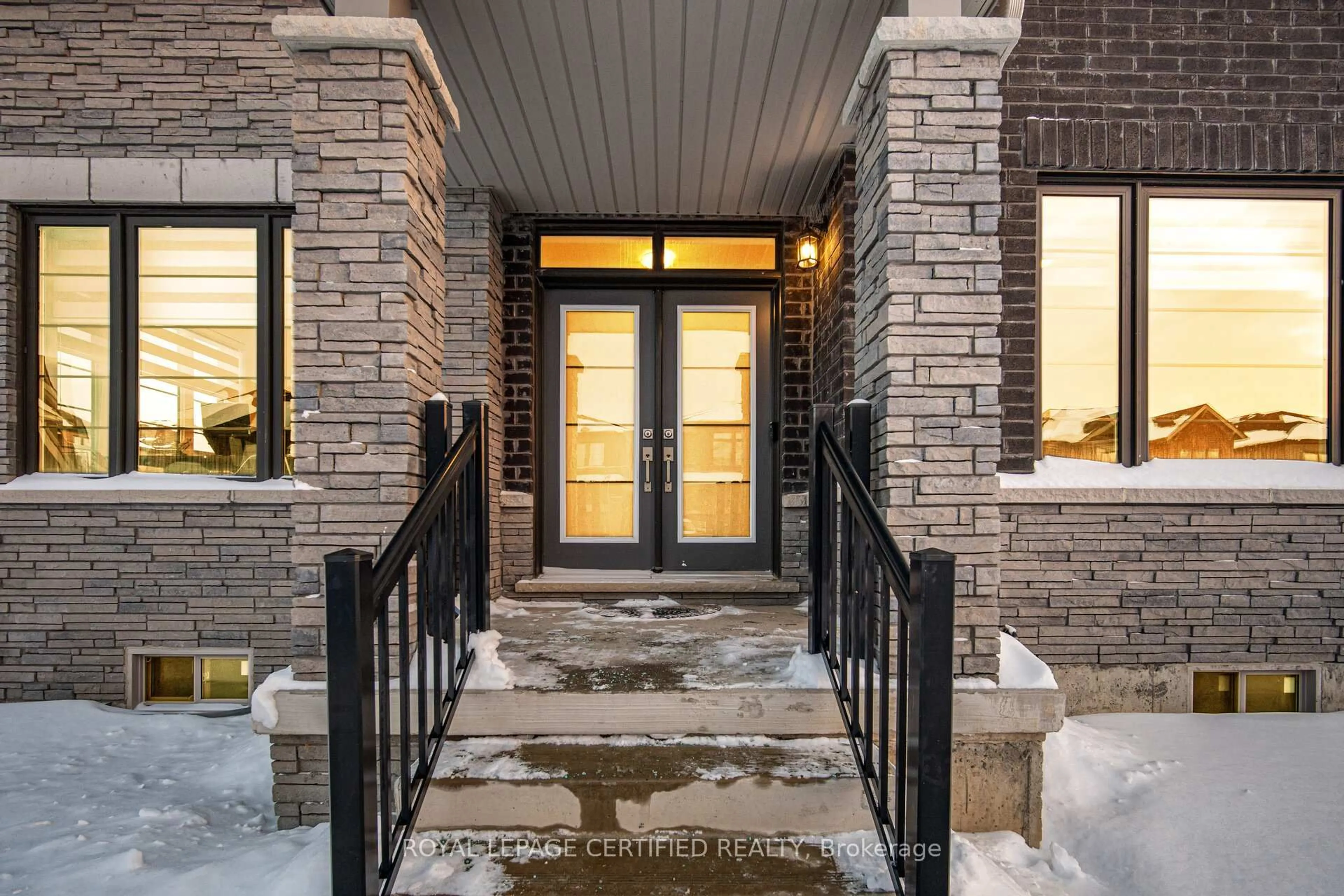 Indoor entryway for 51 Hawick Cres, Haldimand Ontario N3W 0G5
