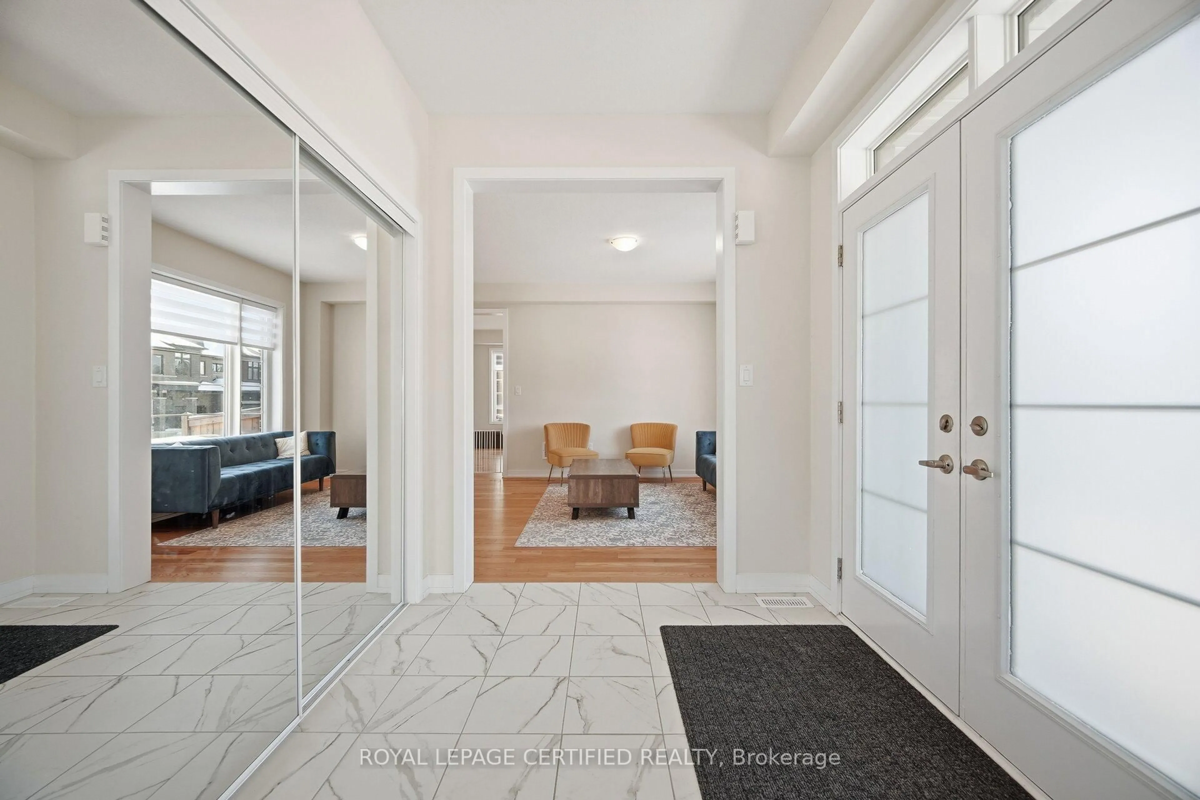 Indoor entryway for 51 Hawick Cres, Haldimand Ontario N3W 0G5