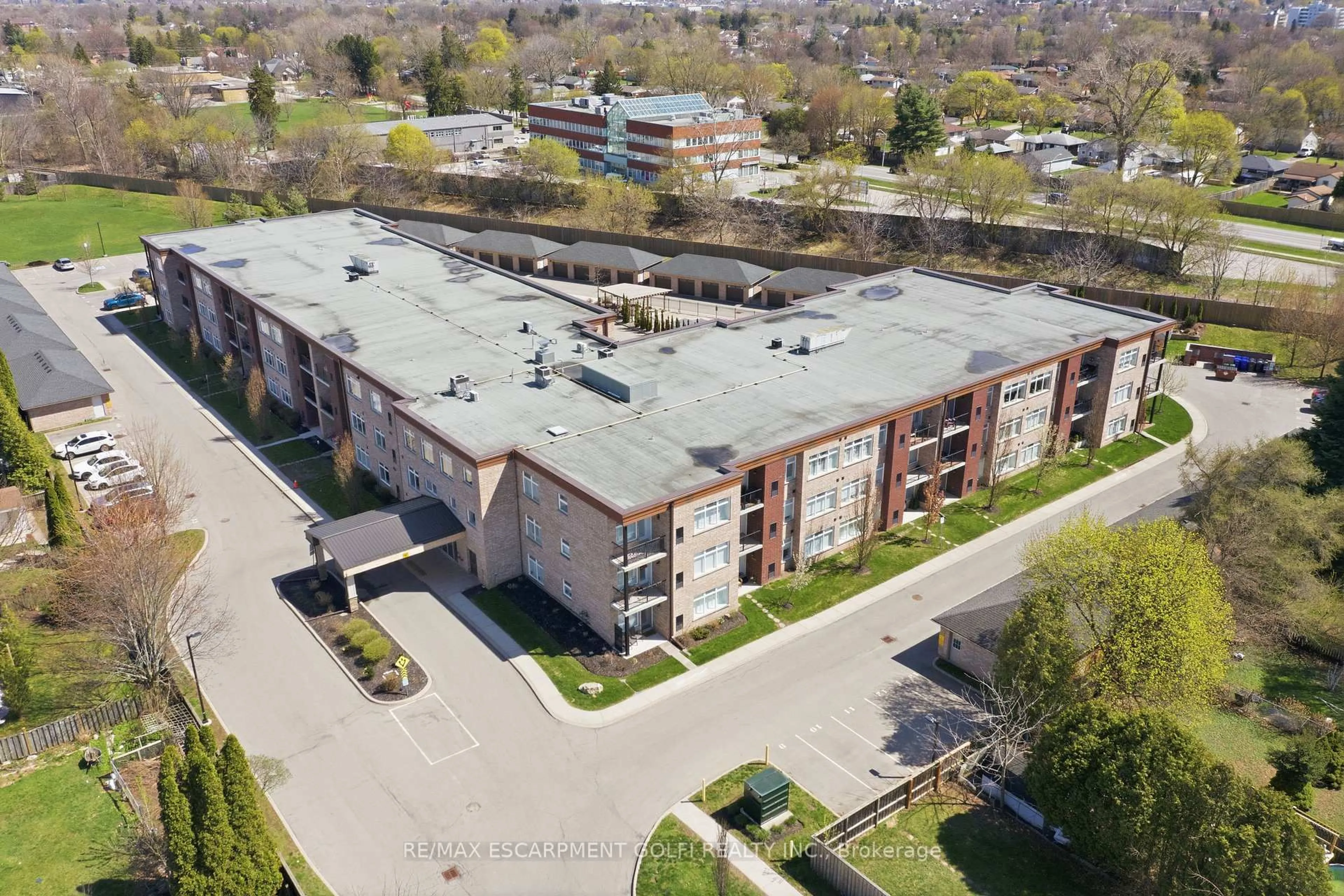 A pic from outside/outdoor area/front of a property/back of a property/a pic from drone, building for 4644 Pettit Ave #203, Niagara Falls Ontario L2E 6L5