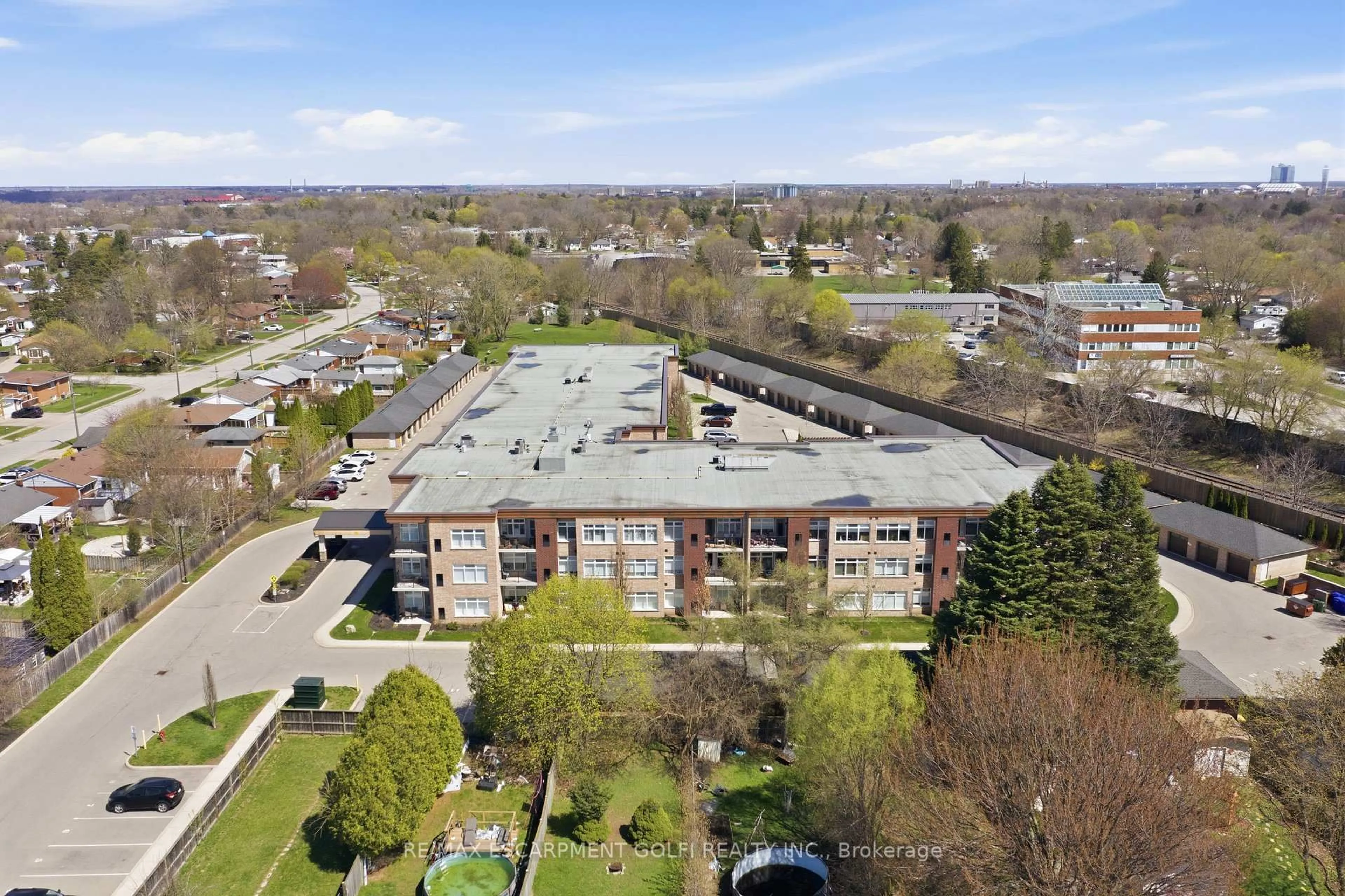 A pic from outside/outdoor area/front of a property/back of a property/a pic from drone, unknown for 4644 Pettit Ave #203, Niagara Falls Ontario L2E 6L5