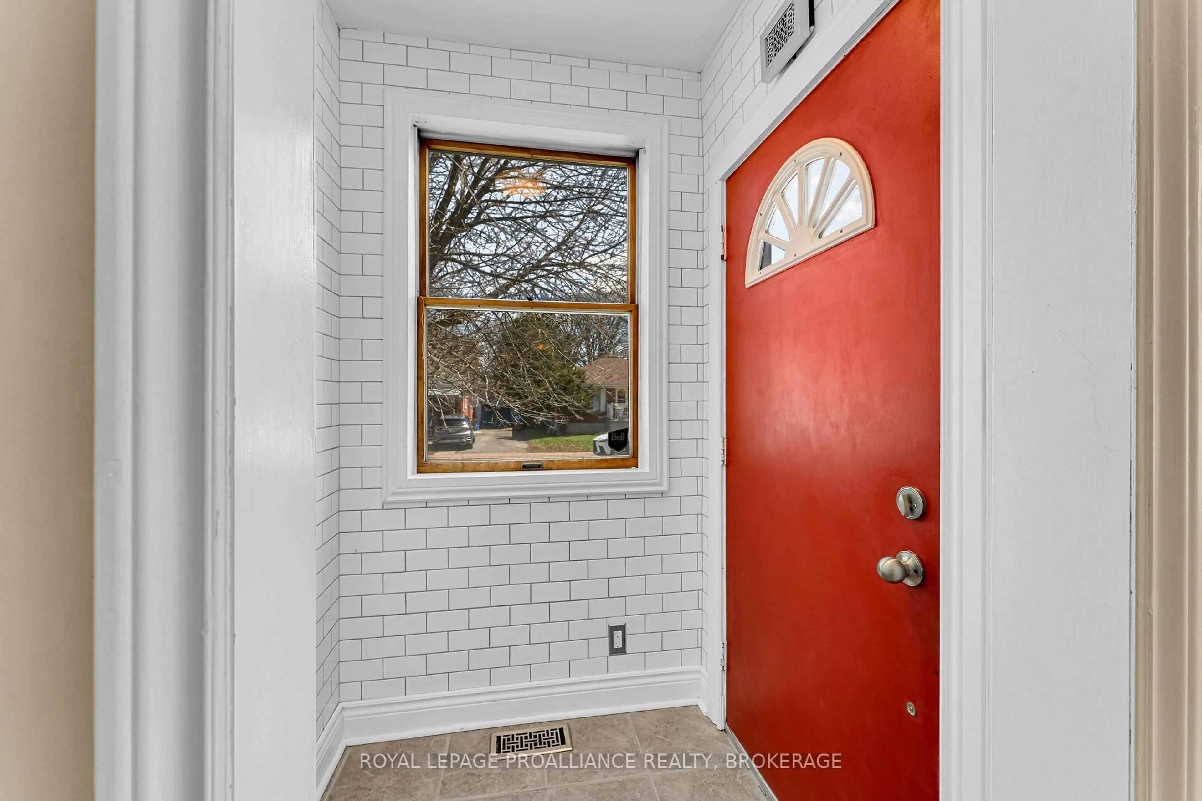 Indoor entryway for 524 College St, Kingston Ontario K7L 4M9