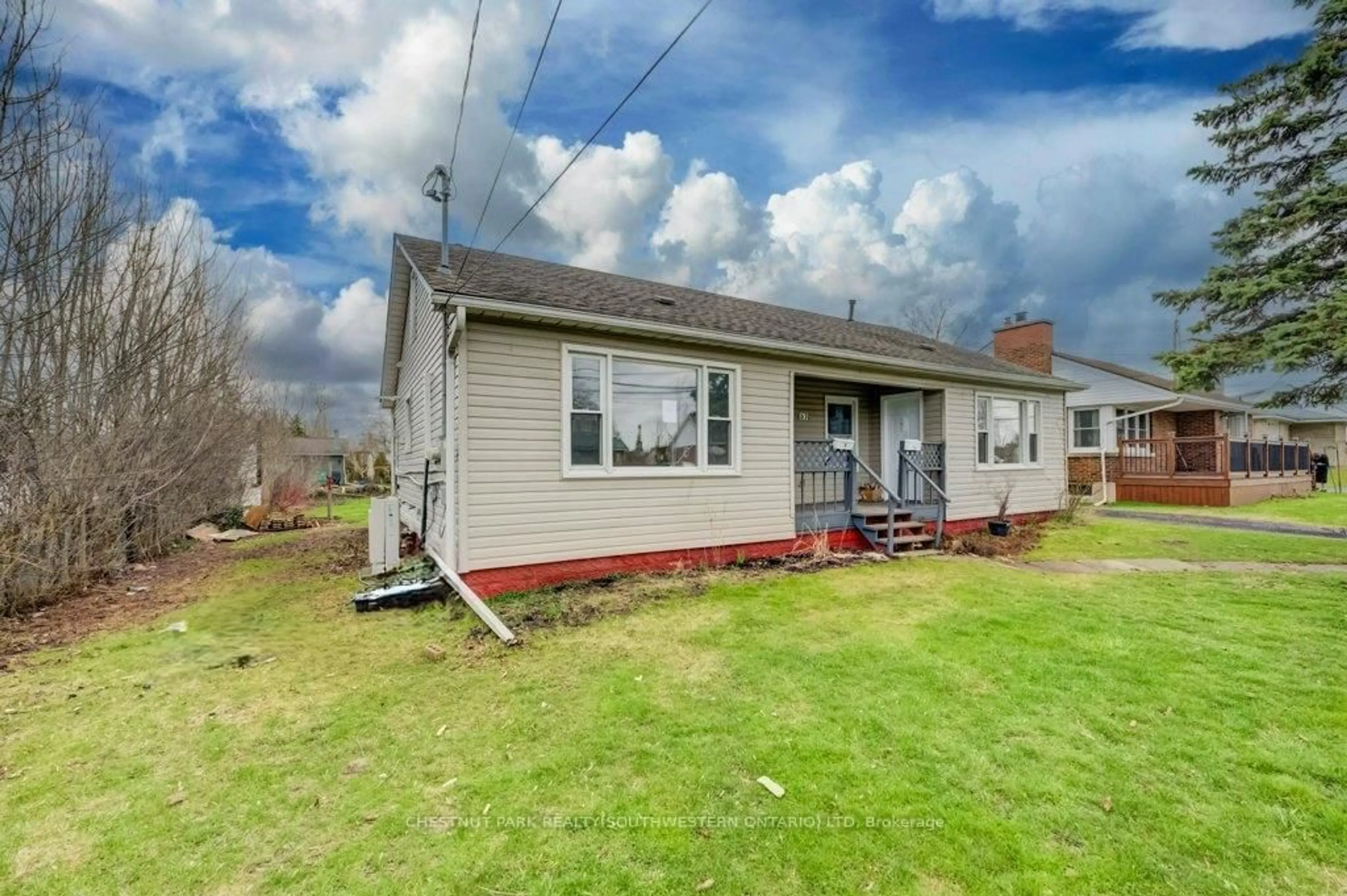 A pic from outside/outdoor area/front of a property/back of a property/a pic from drone, street for 37 Catherine St, Fort Erie Ontario L2A 2G8