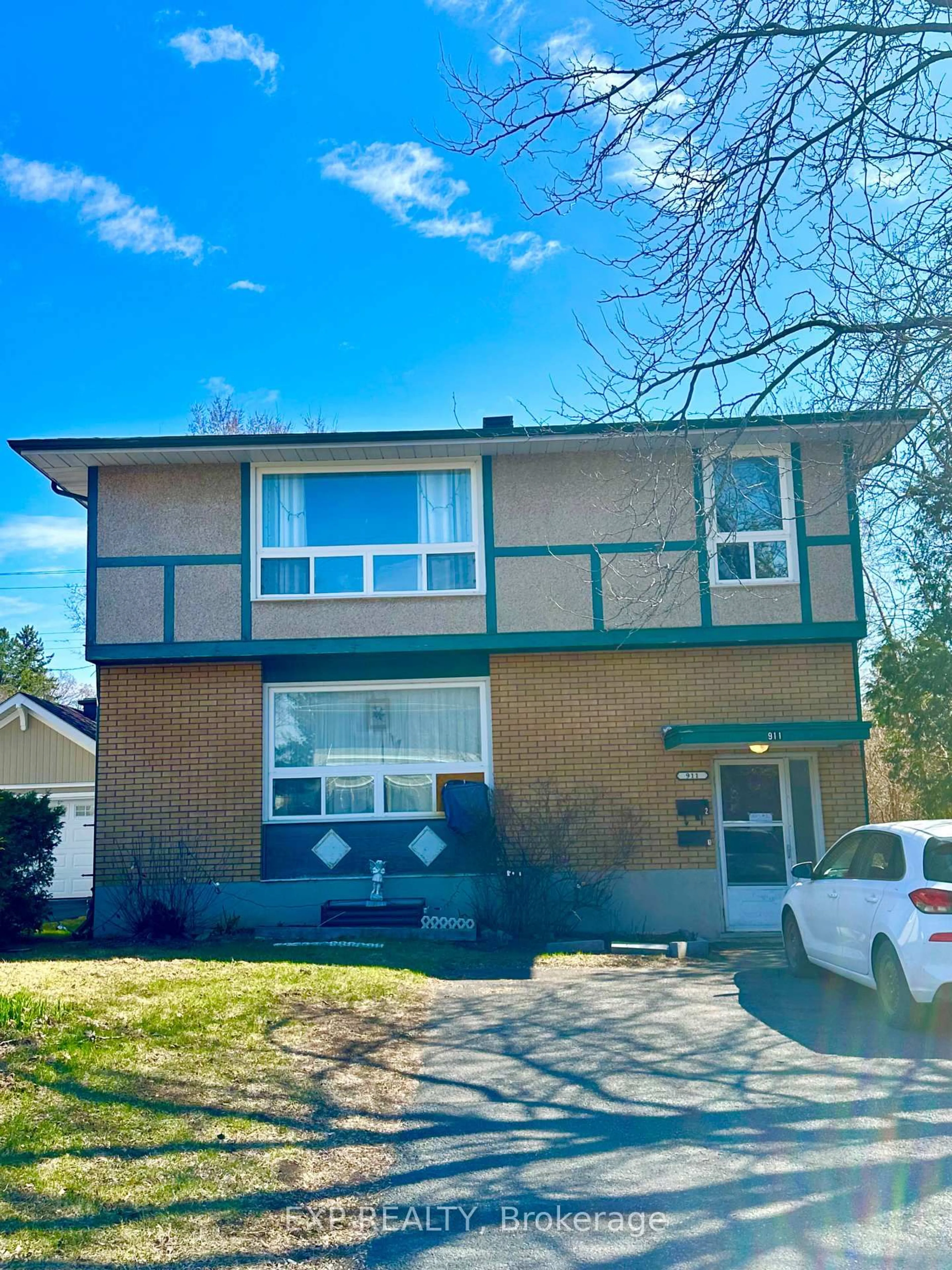 Home with brick exterior material, unknown for 911 PINEWOOD Cres, Ottawa Ontario K2B 5Y3