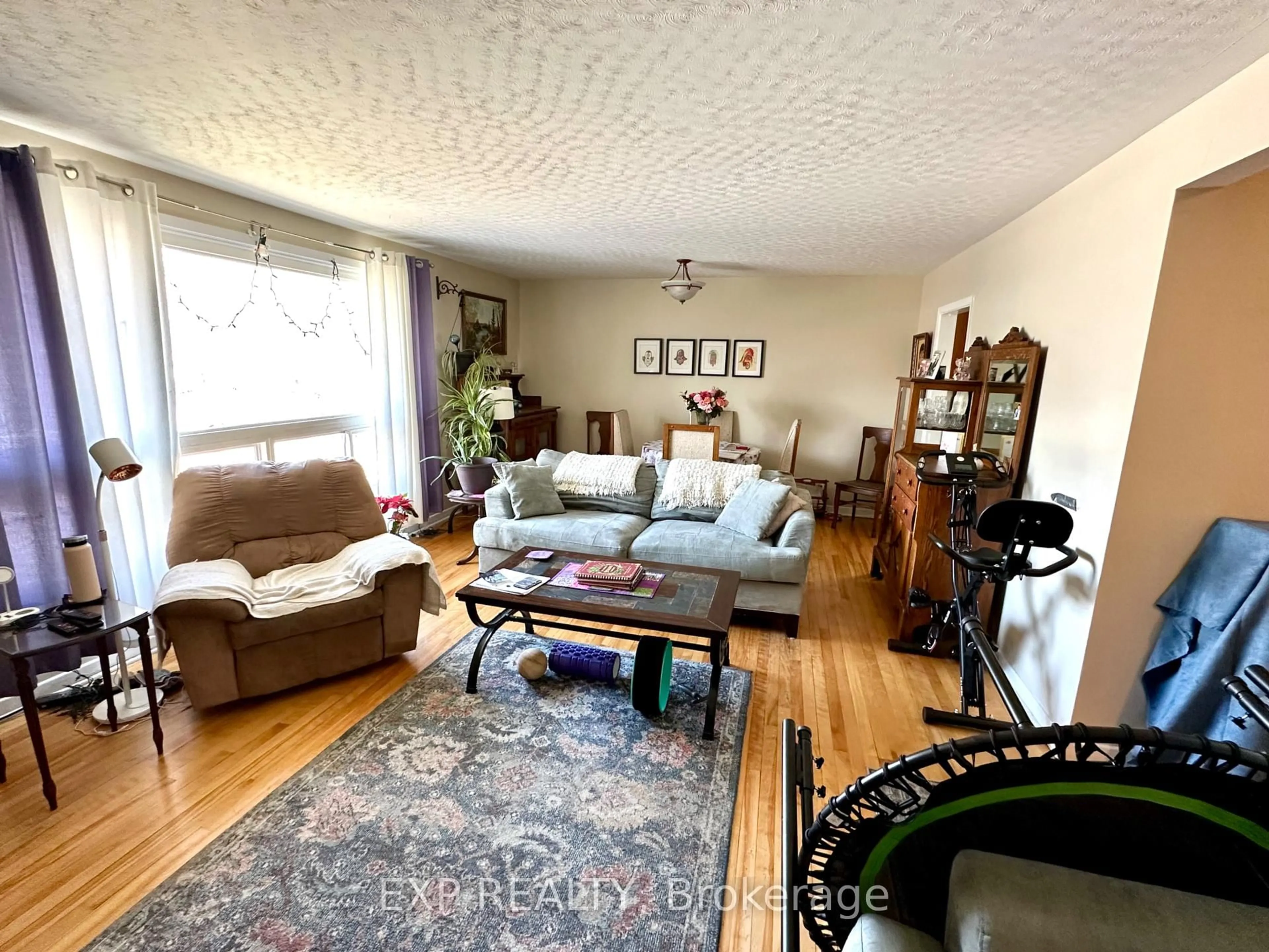 Living room with furniture, wood/laminate floor for 911 PINEWOOD Cres, Ottawa Ontario K2B 5Y3