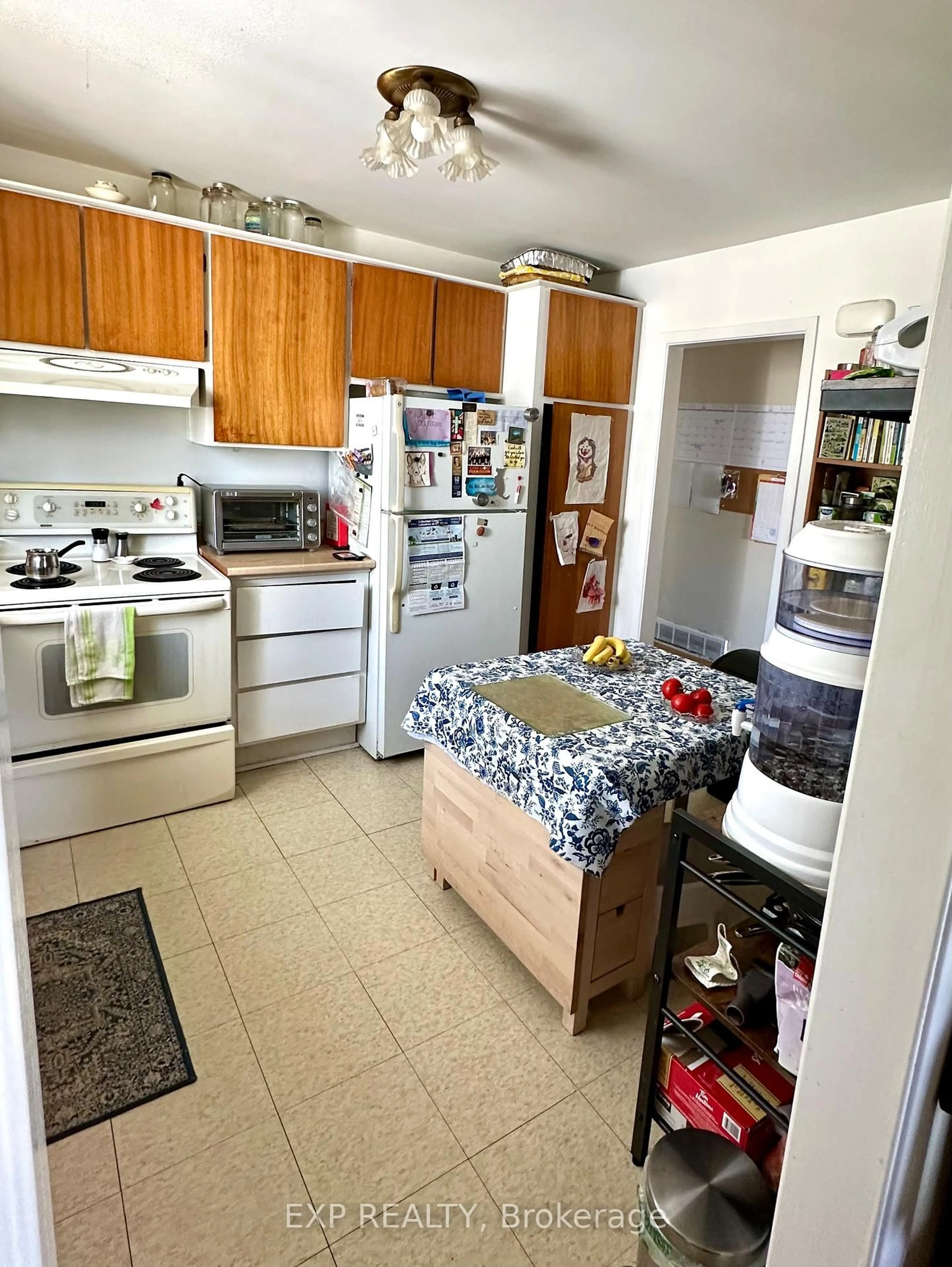 Standard kitchen, unknown for 911 PINEWOOD Cres, Ottawa Ontario K2B 5Y3