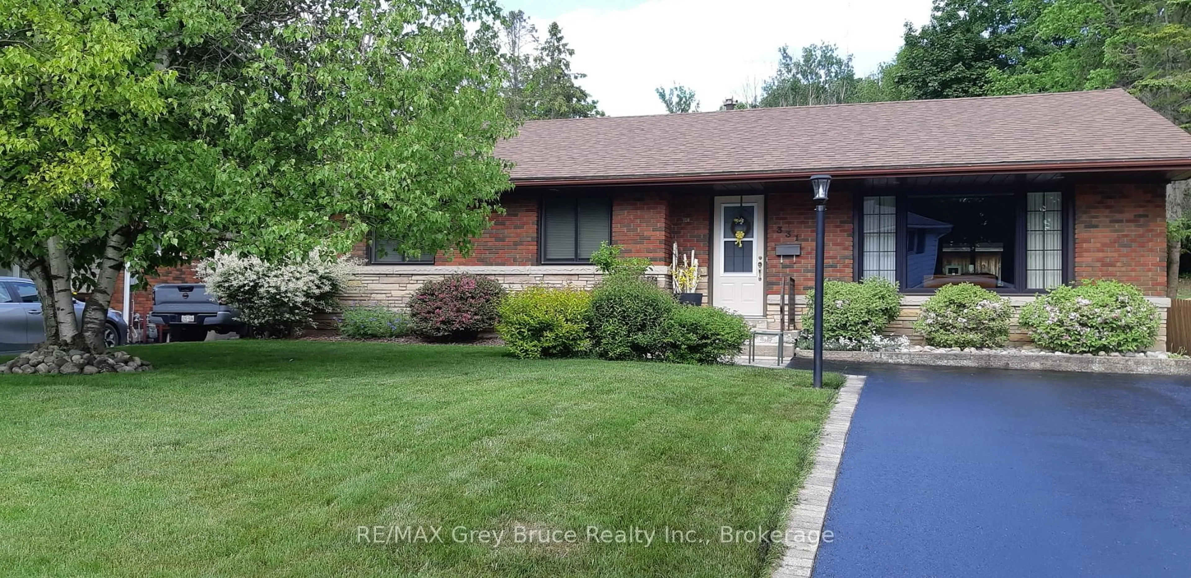 Home with brick exterior material, street for 331 8th Ave, Owen Sound Ontario N4K 3A3