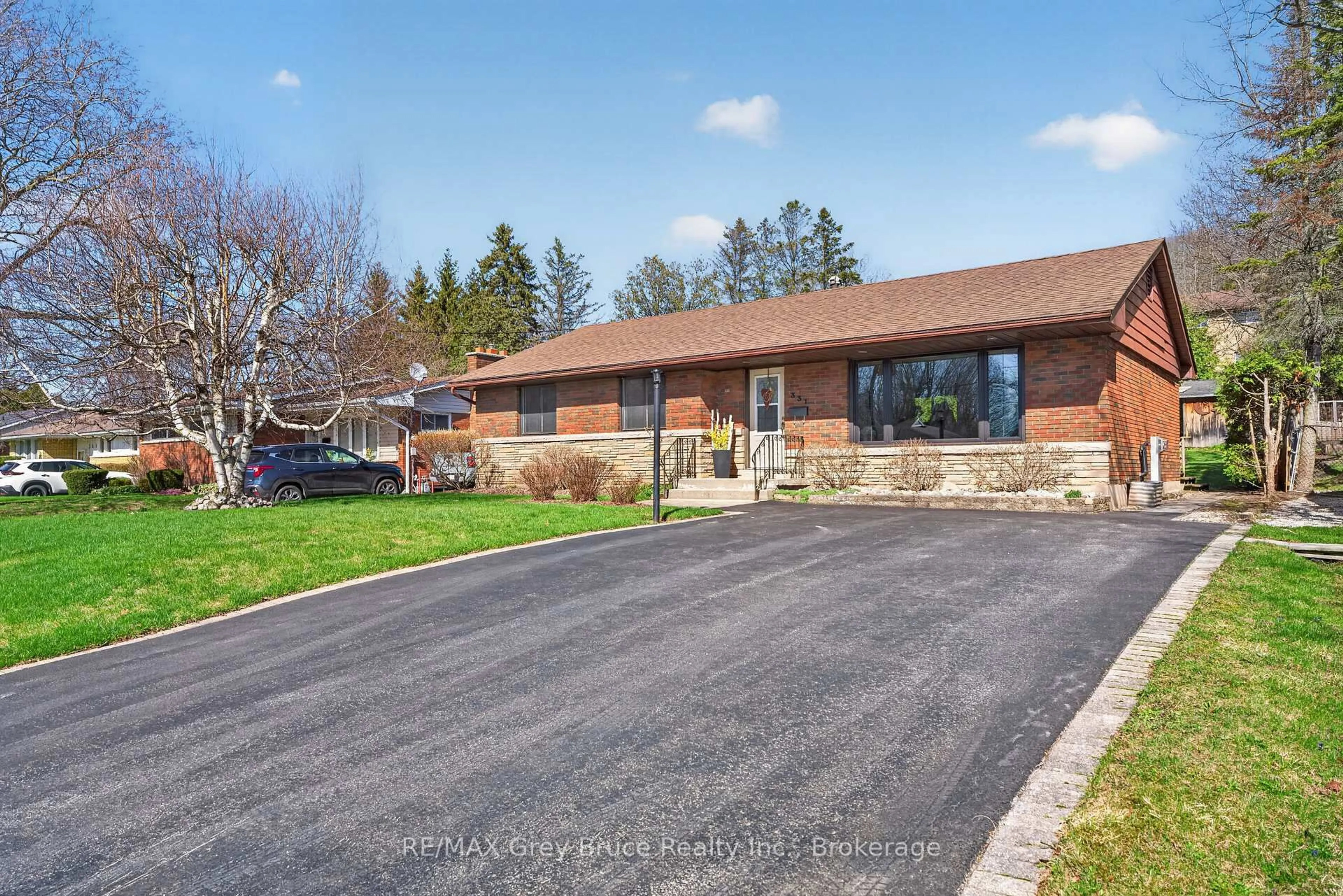 Home with brick exterior material, street for 331 8th Ave, Owen Sound Ontario N4K 3A3