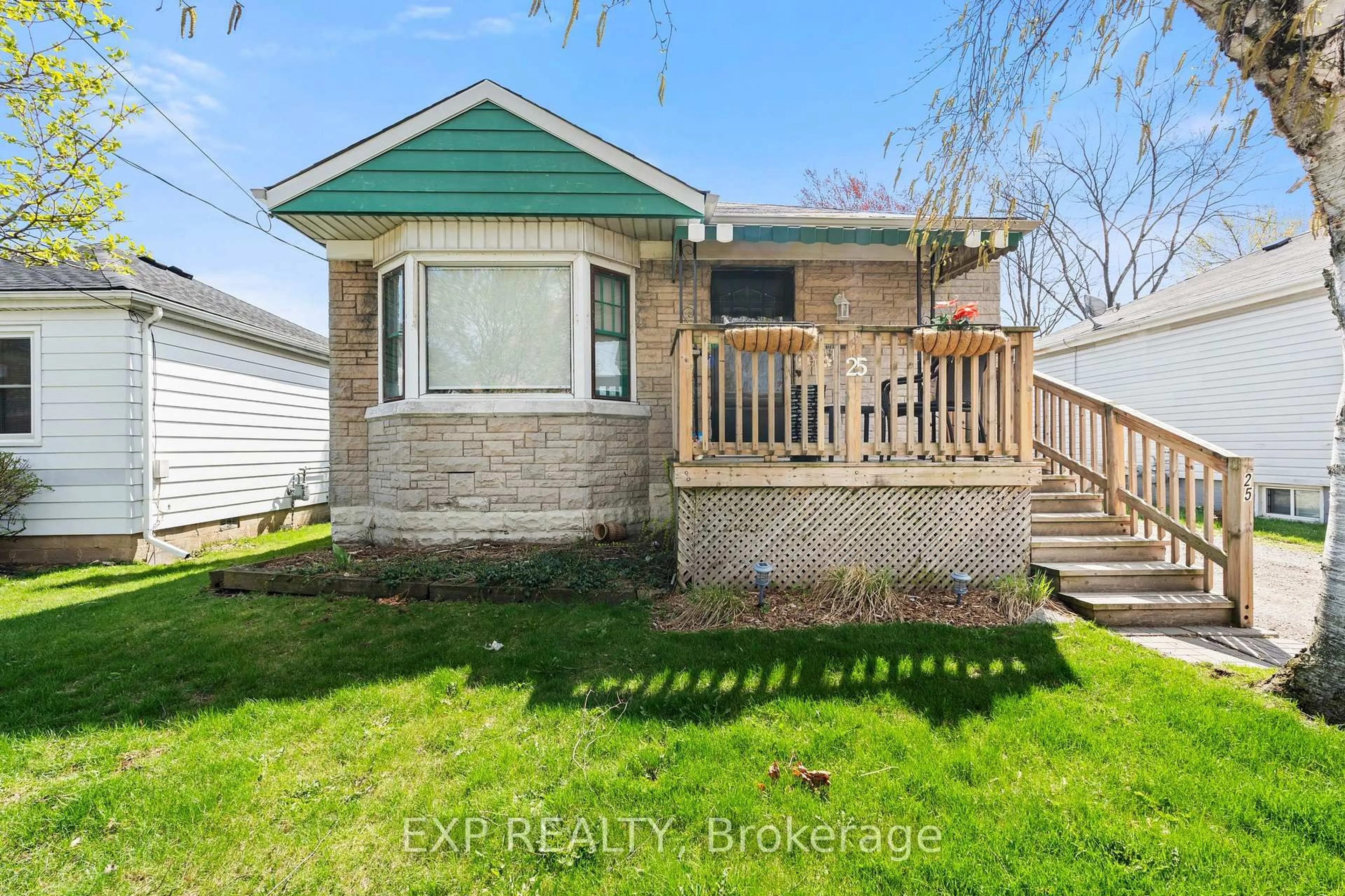 Home with vinyl exterior material, street for 25 East 39th St, Hamilton Ontario L8V 4G9