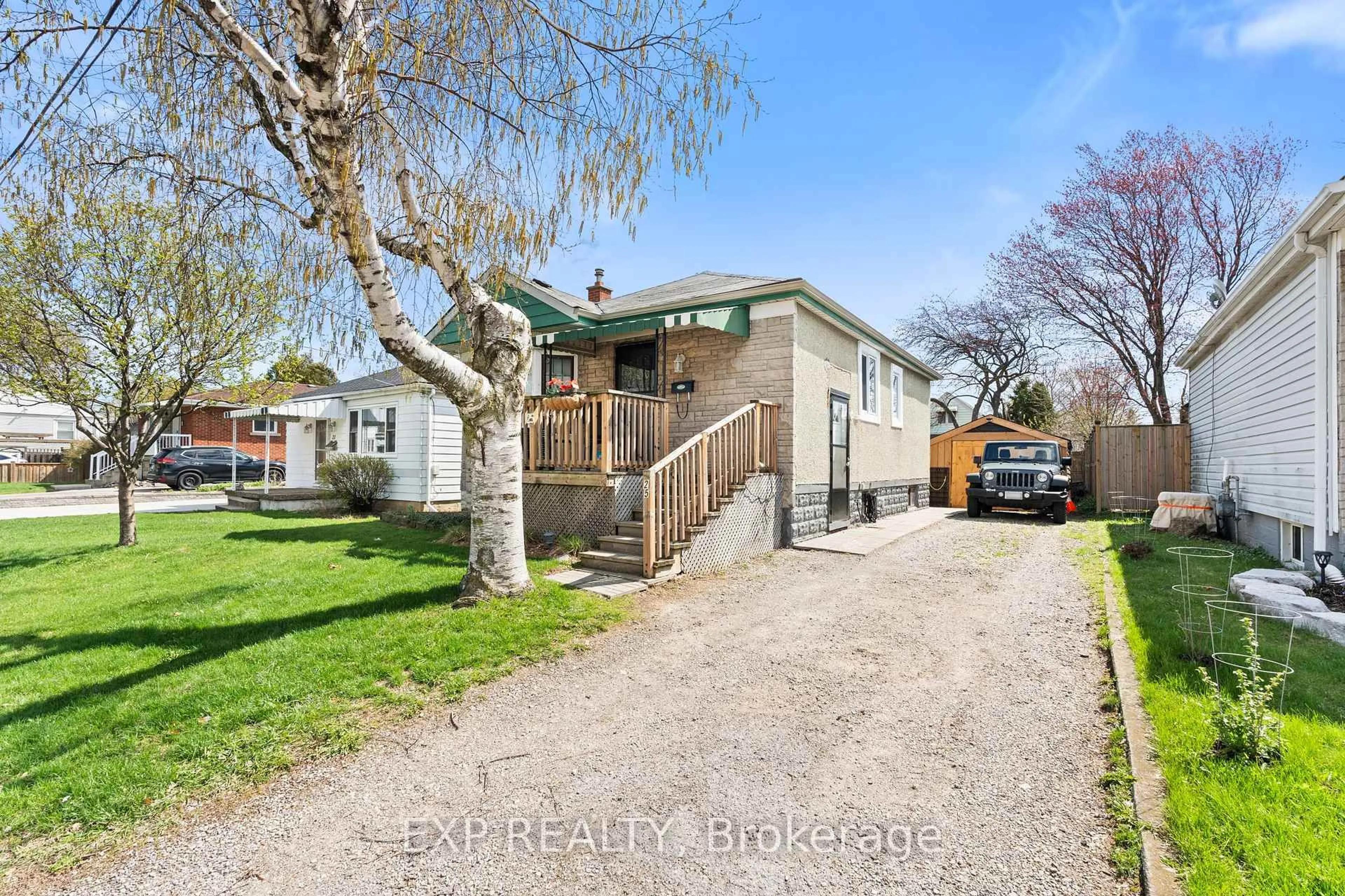 A pic from outside/outdoor area/front of a property/back of a property/a pic from drone, street for 25 East 39th St, Hamilton Ontario L8V 4G9
