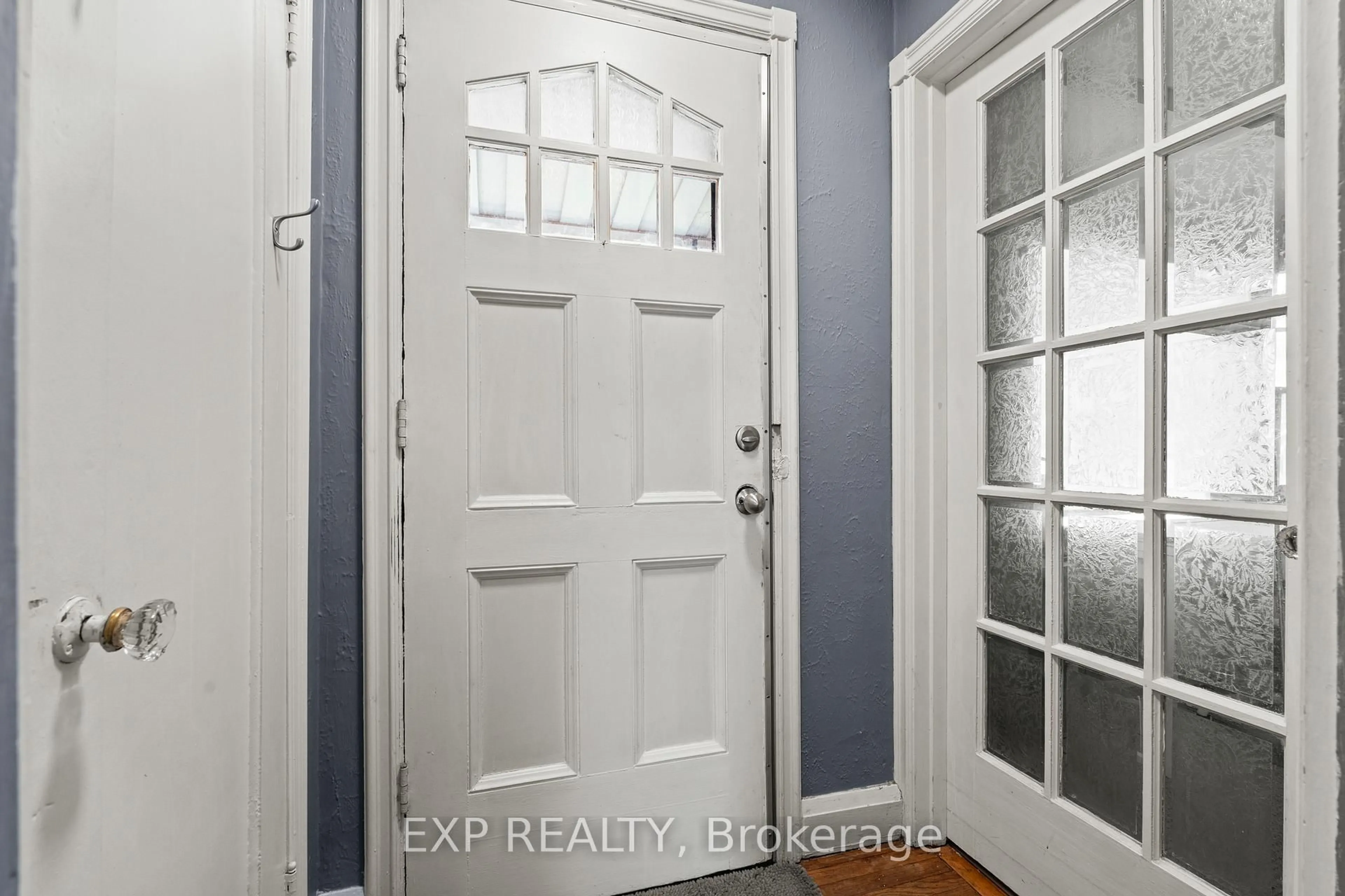 Indoor entryway for 25 East 39th St, Hamilton Ontario L8V 4G9