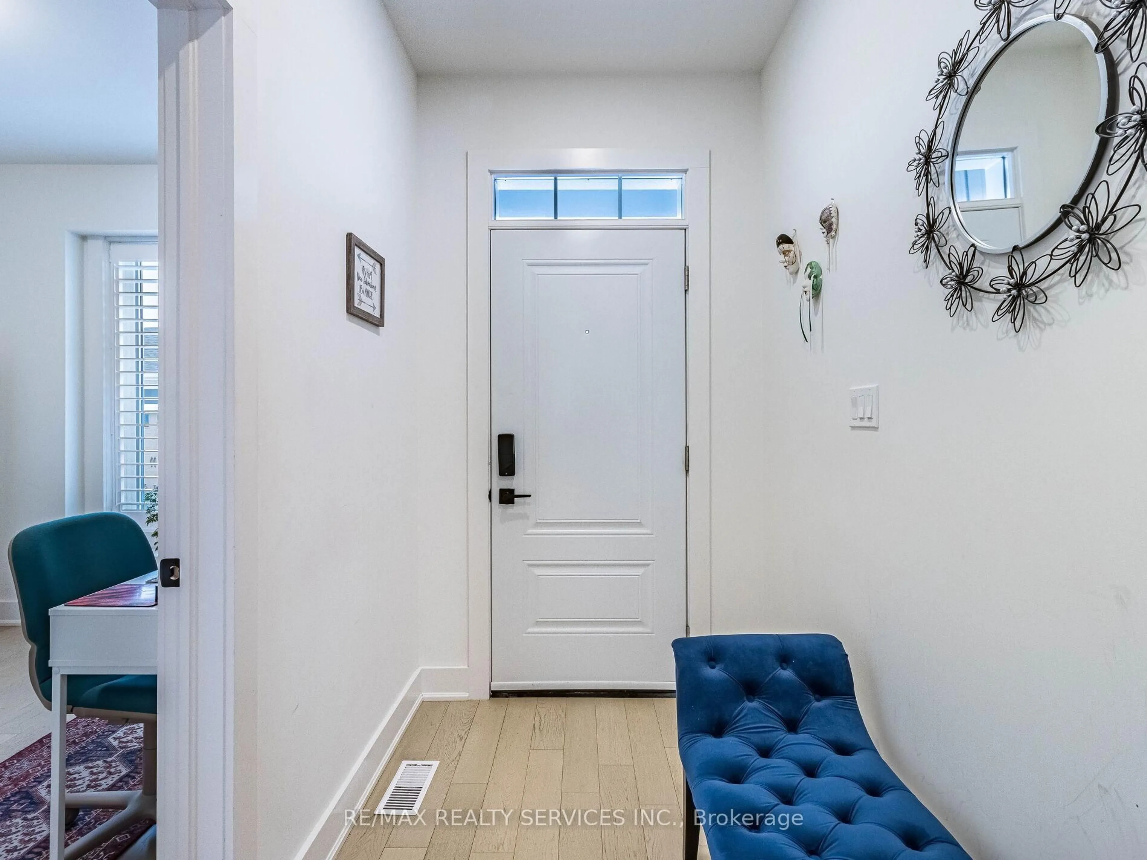 Indoor entryway for 18 Princeton Common St, St. Catharines Ontario L2N 0B7