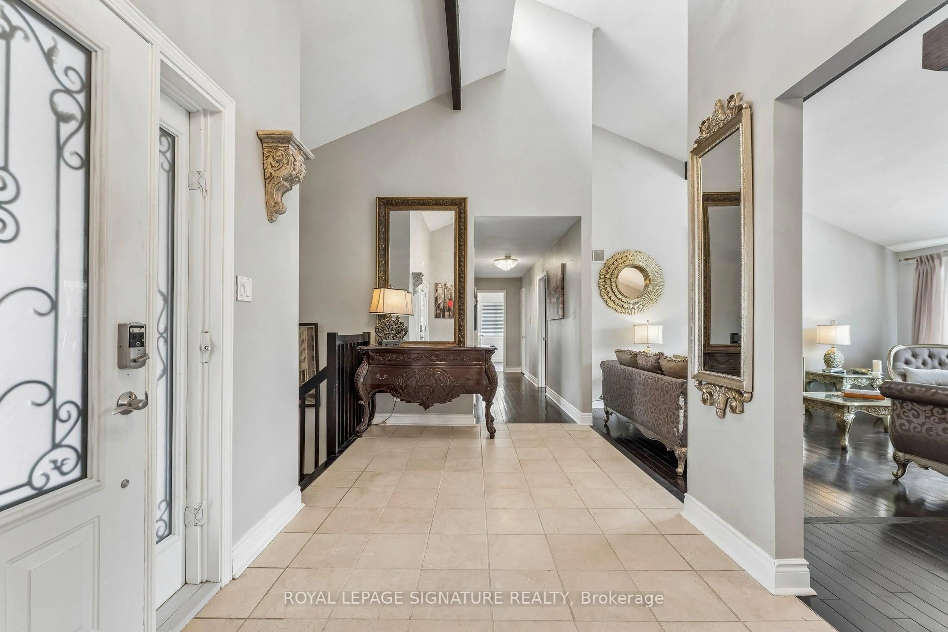 Indoor entryway for 16 Hilltop Cres, East Garafraxa Ontario L9W 6B8