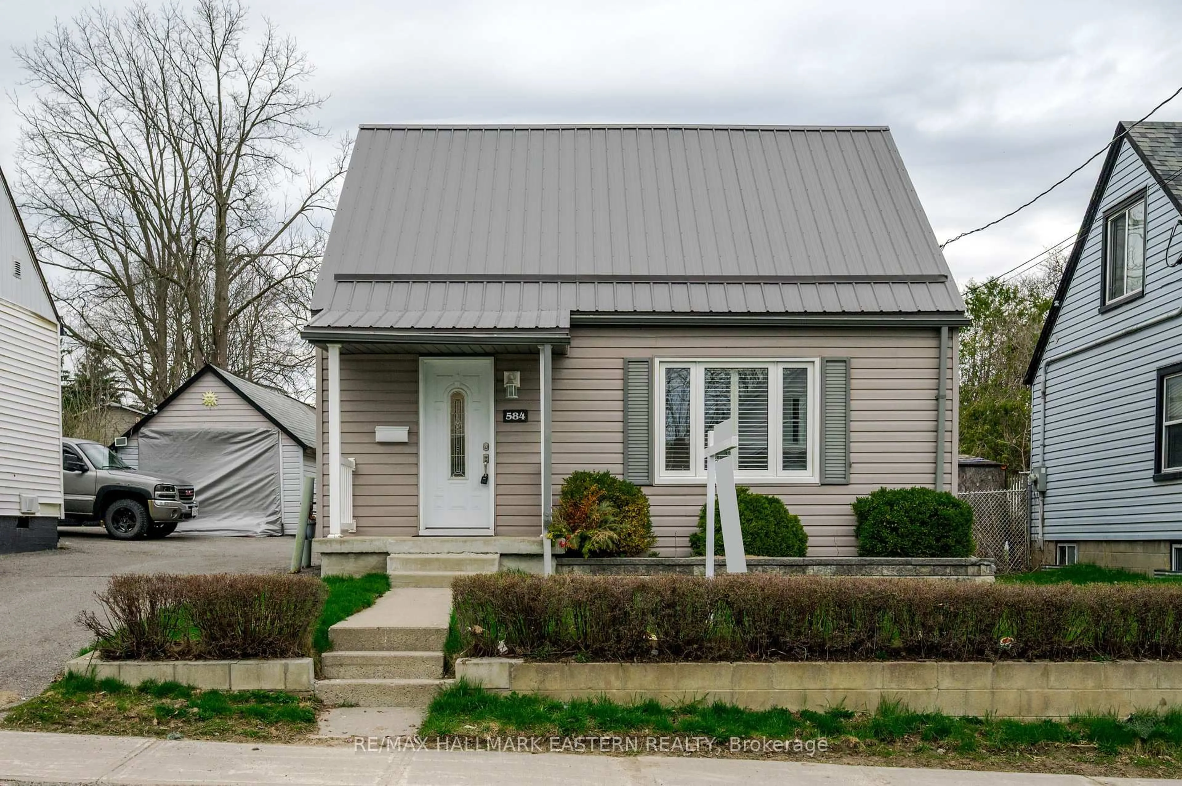 Home with vinyl exterior material, street for 584 Paterson St, Peterborough Ontario K9J 4R2