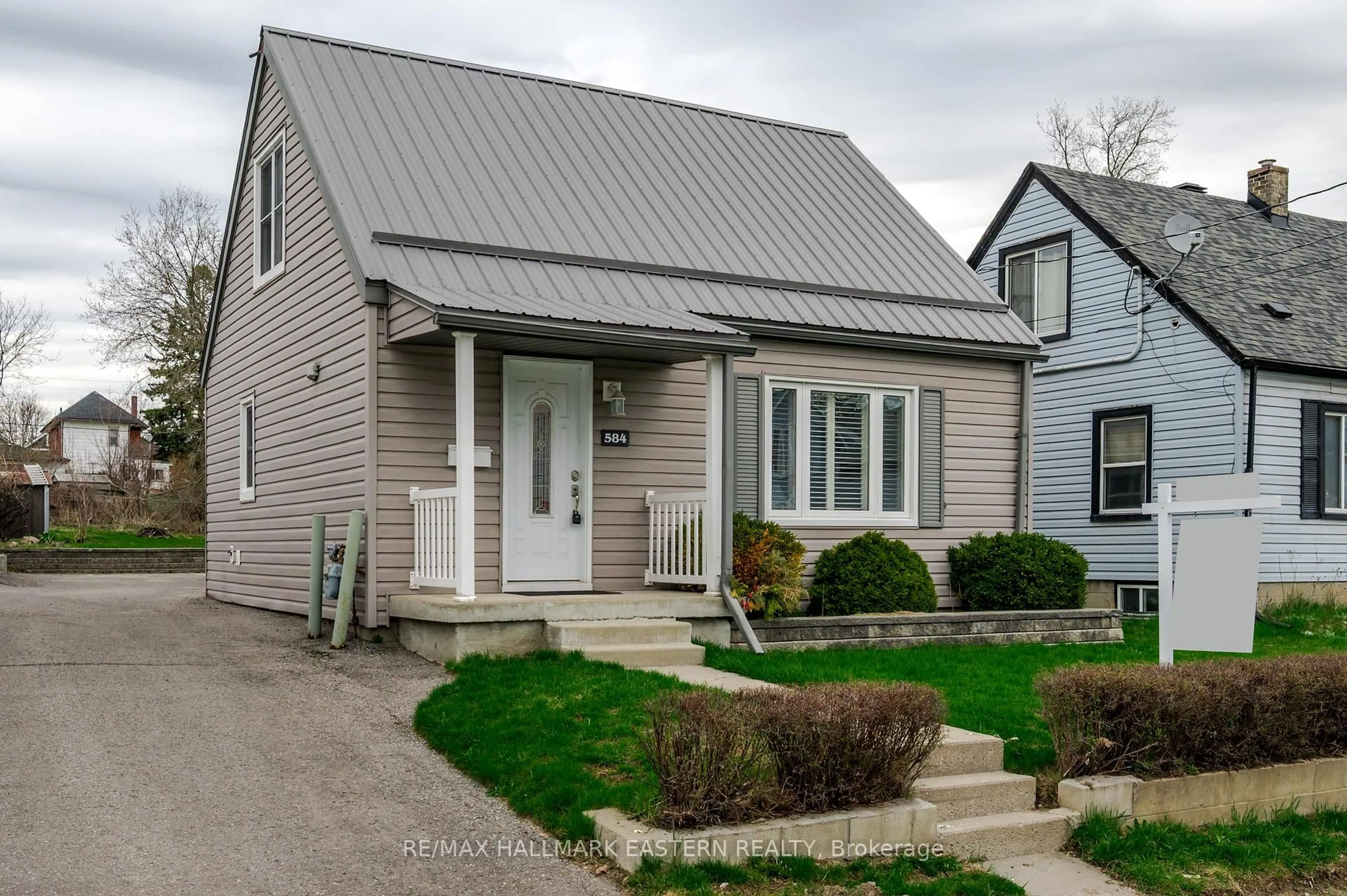 Home with vinyl exterior material, street for 584 Paterson St, Peterborough Ontario K9J 4R2