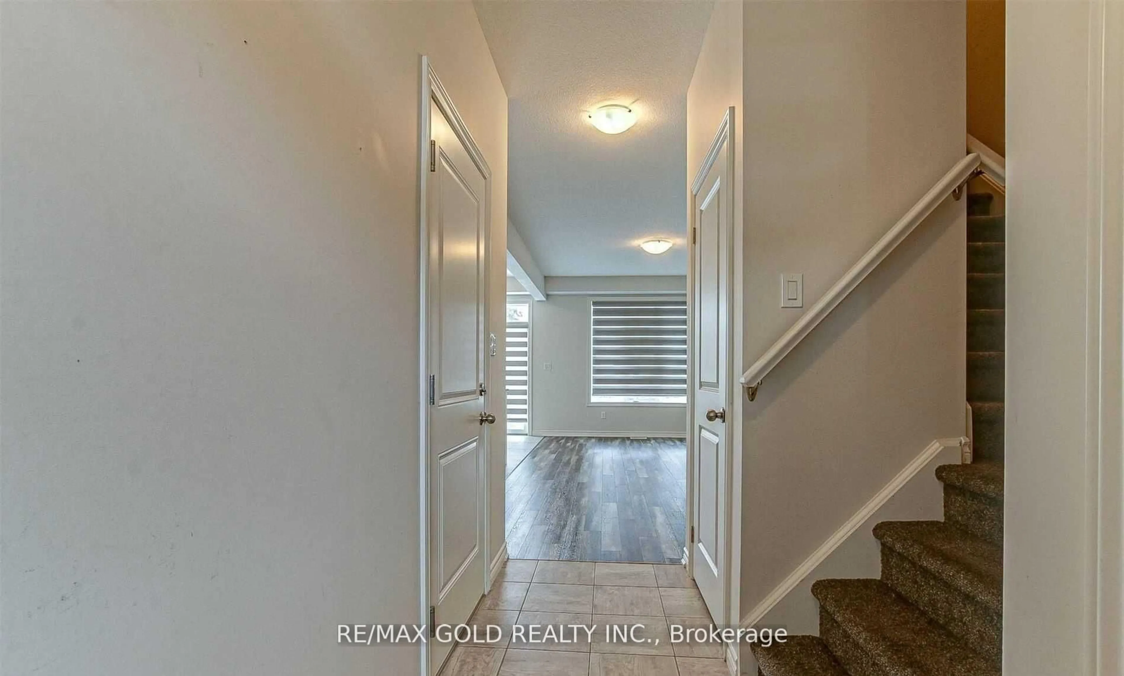 Indoor entryway for 222 Links Cres, Woodstock Ontario N4T 0M1