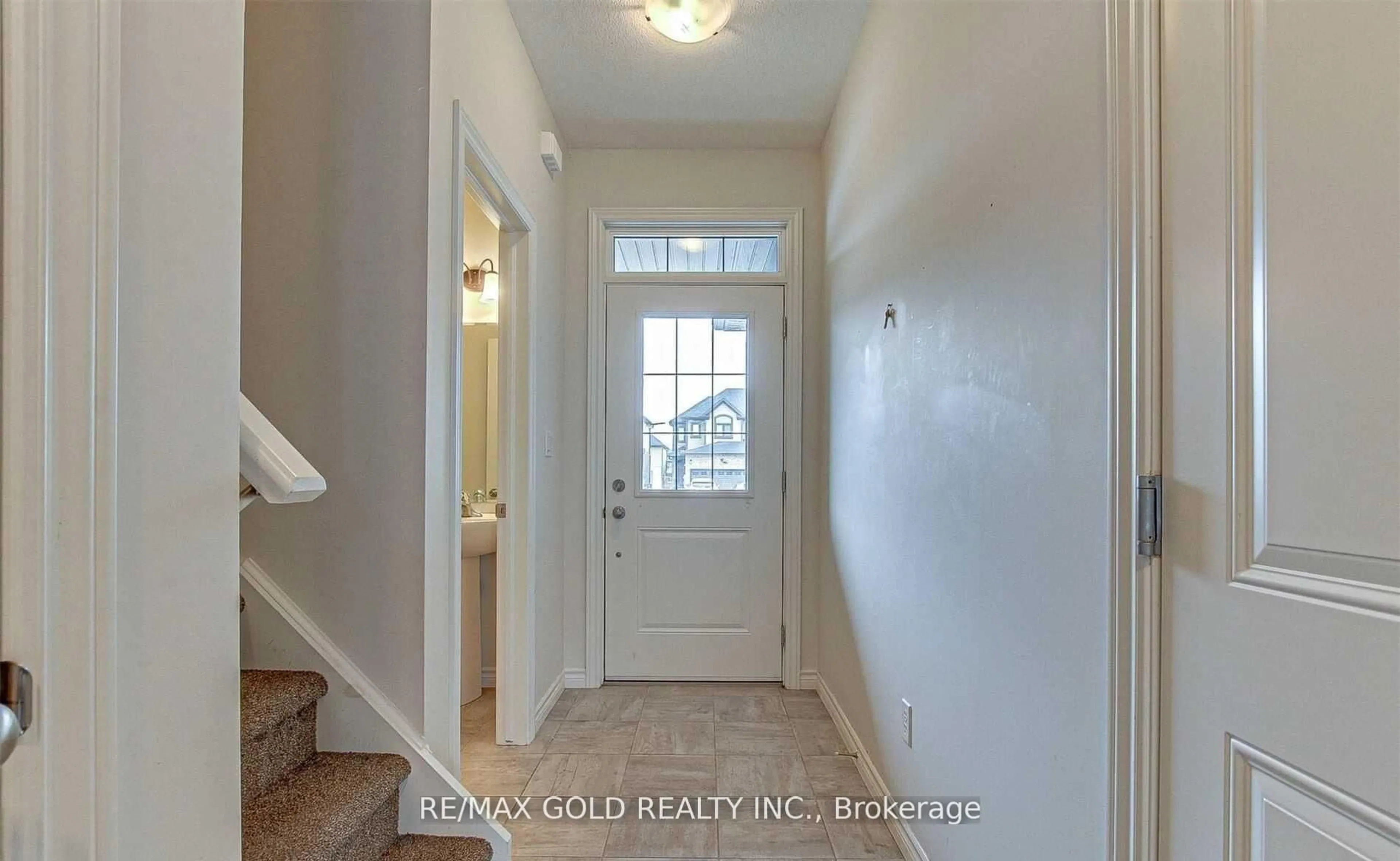 Indoor entryway for 222 Links Cres, Woodstock Ontario N4T 0M1