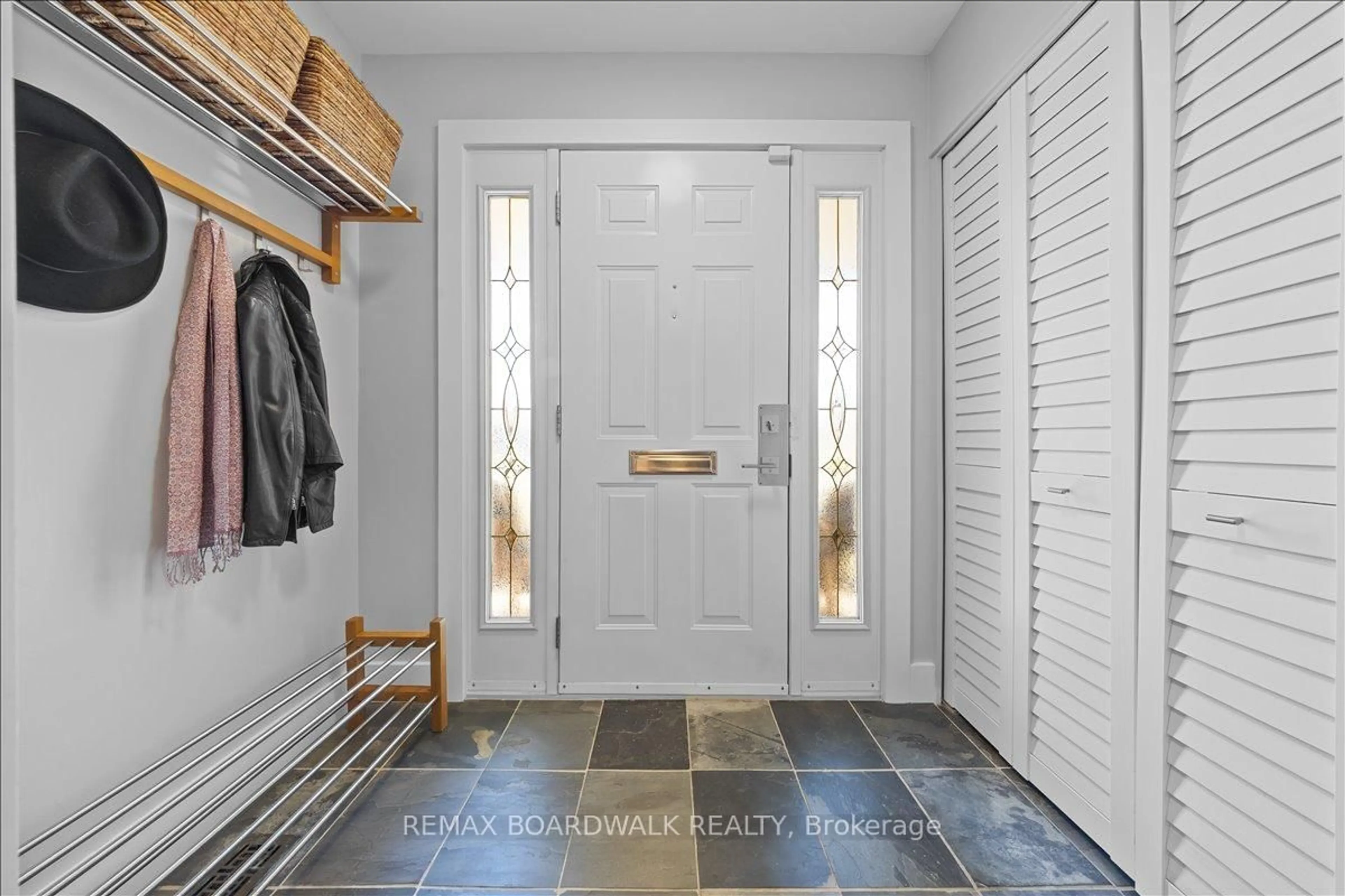 Indoor entryway for 1912 Oakdean Cres, Ottawa Ontario K1J 6H3