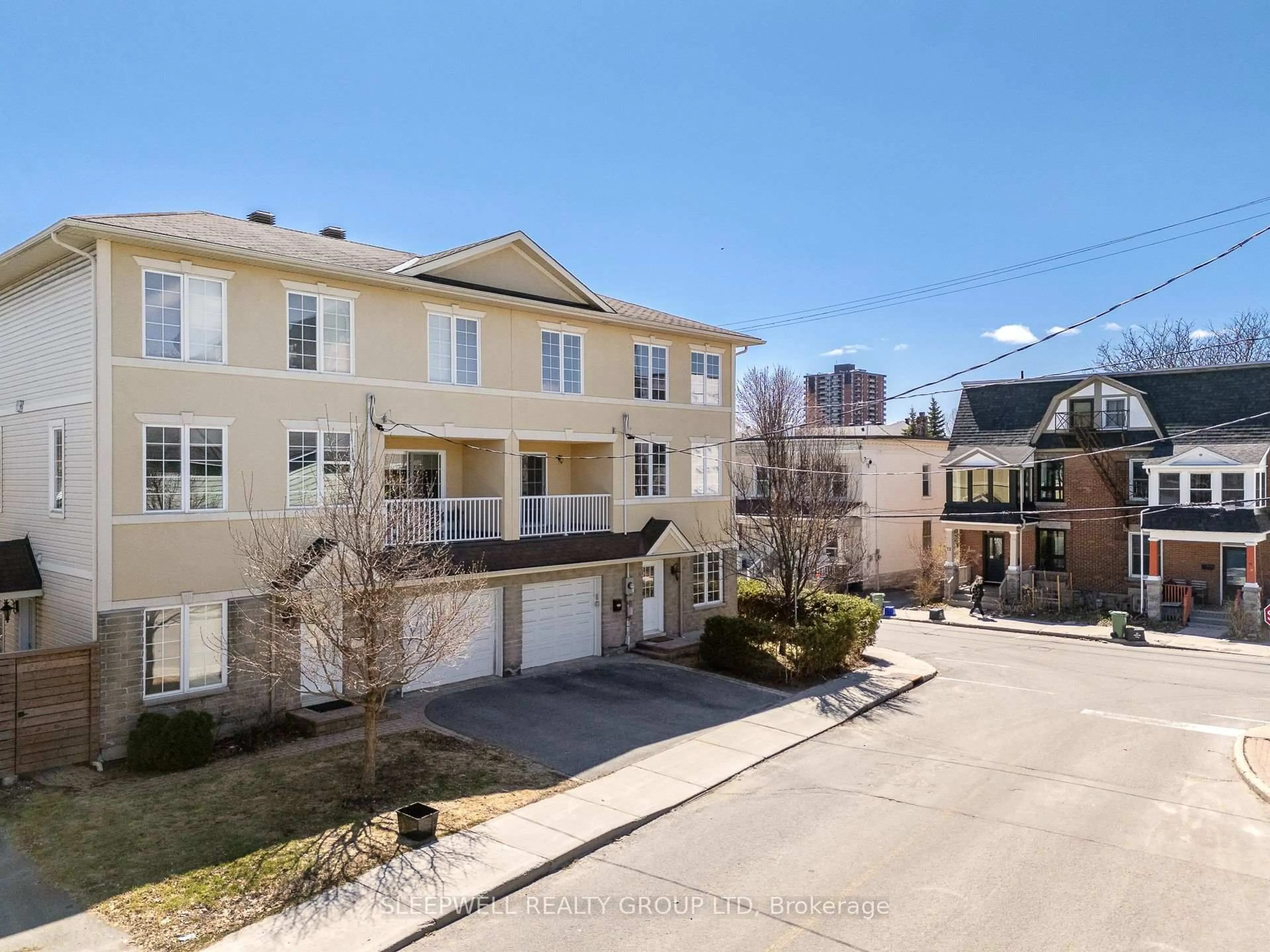 A pic from outside/outdoor area/front of a property/back of a property/a pic from drone, street for 54 Christie St, Ottawa Ontario K1R 0A9