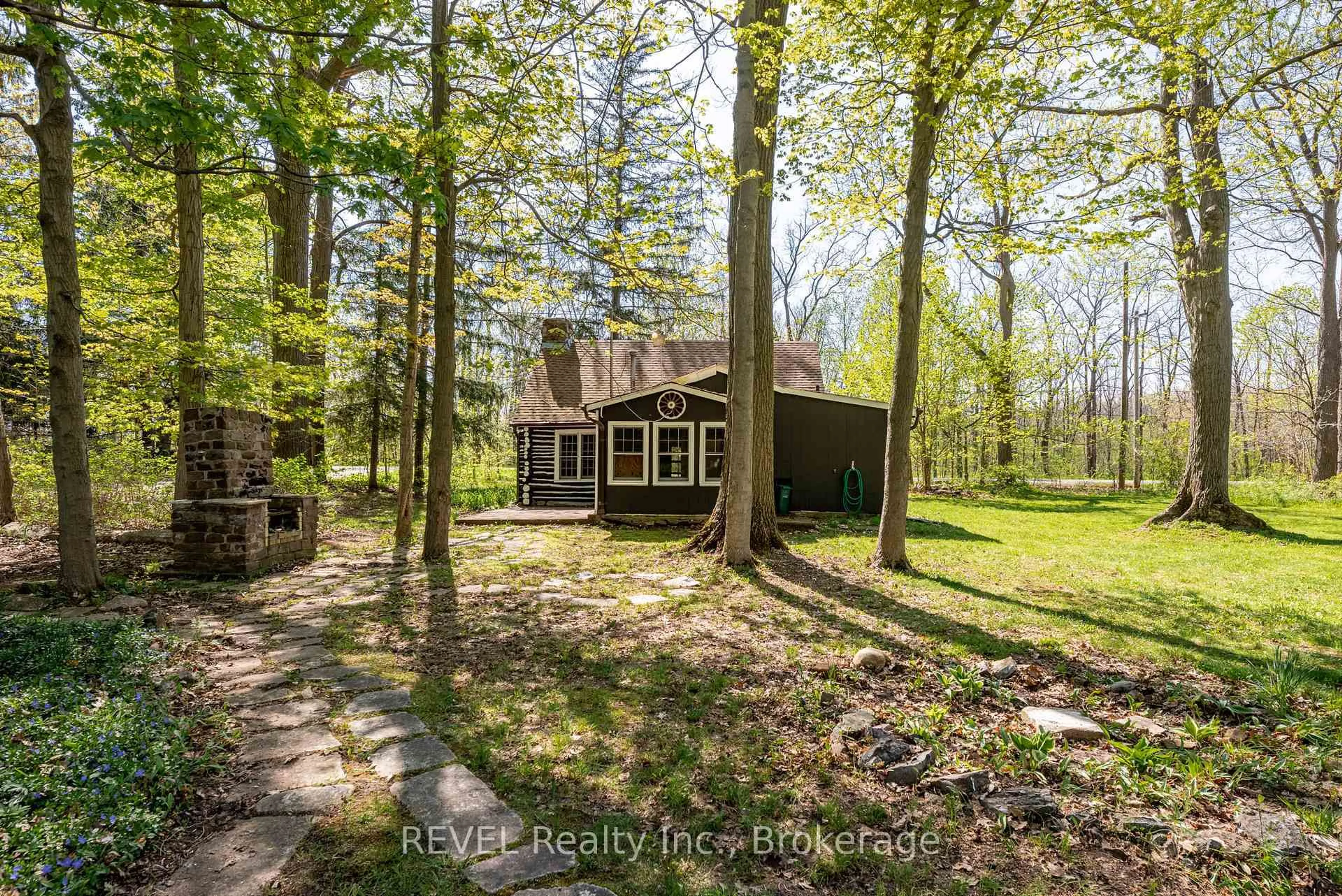 A pic from outside/outdoor area/front of a property/back of a property/a pic from drone, forest/trees view for 3052 Maple Ave, Fort Erie Ontario L0S 1N0