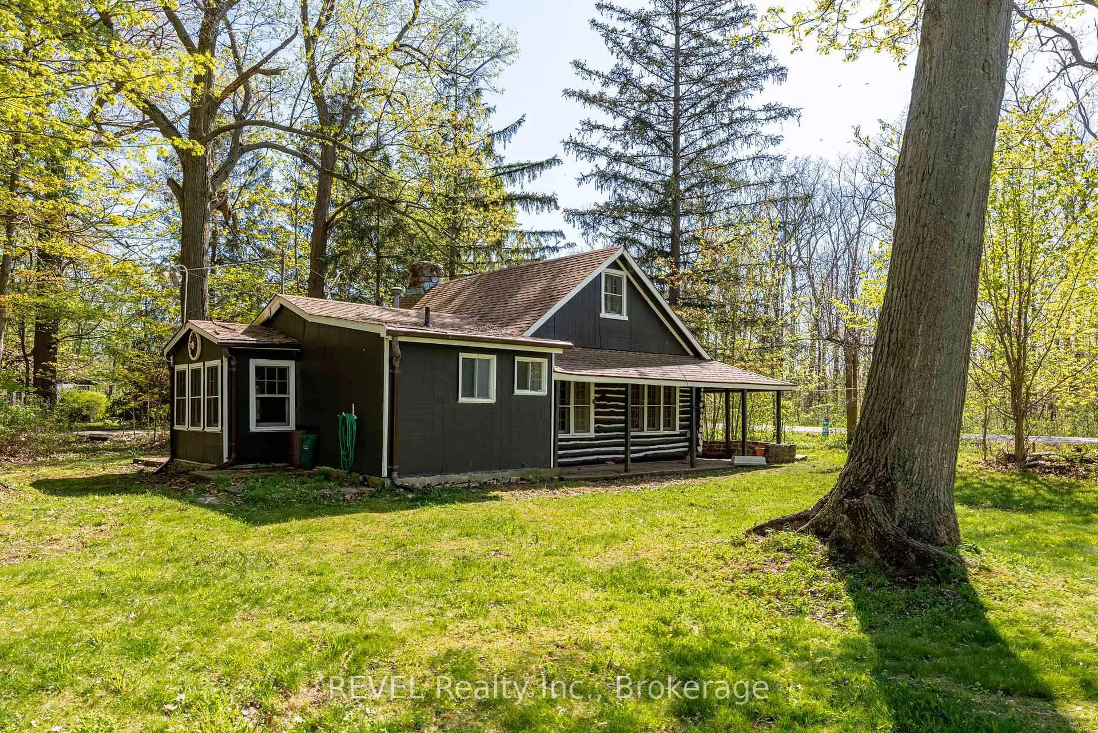 A pic from outside/outdoor area/front of a property/back of a property/a pic from drone, forest/trees view for 3052 Maple Ave, Fort Erie Ontario L0S 1N0