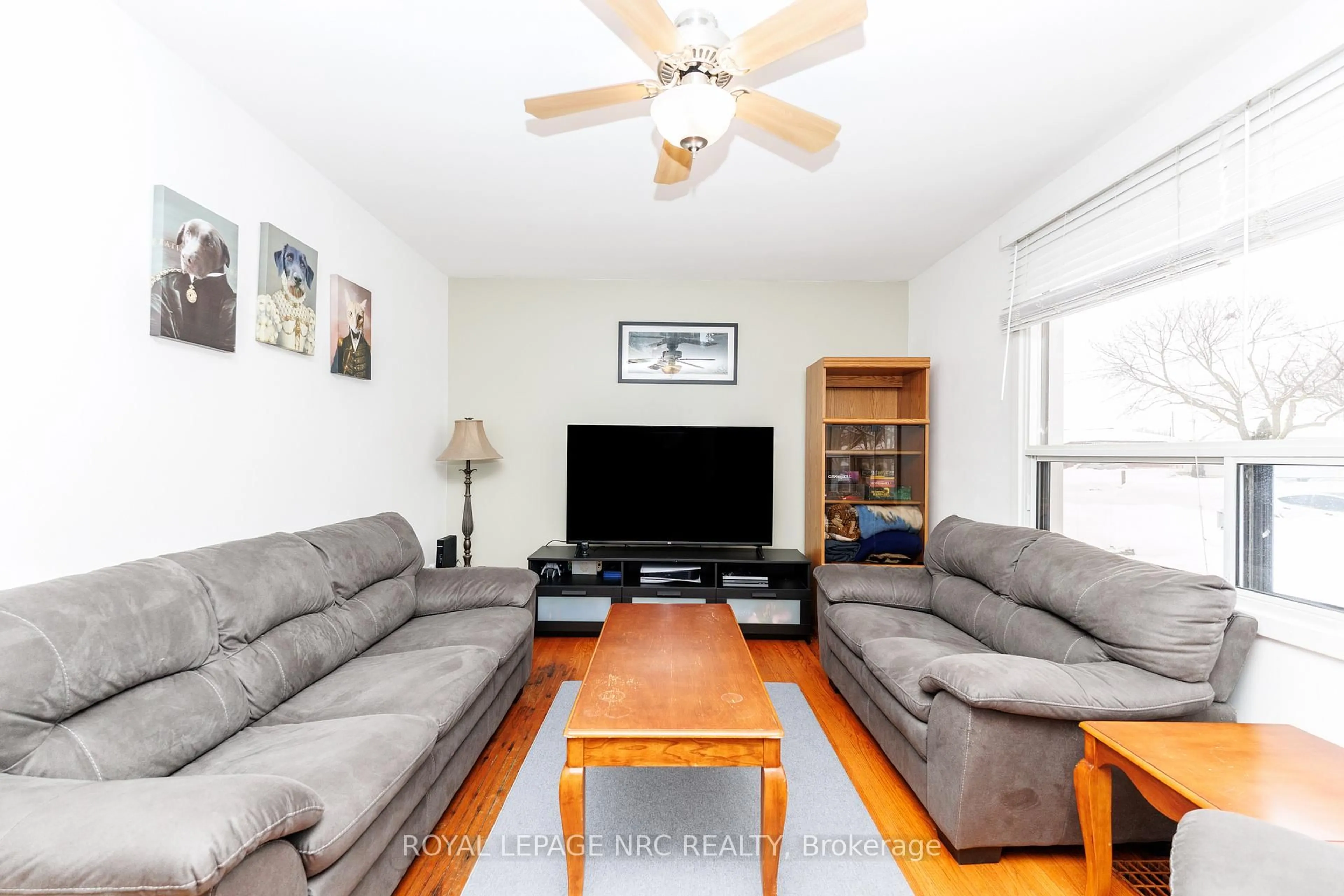Living room with furniture, unknown for 41 Mcdonald Ave, Thorold Ontario L2V 3E5