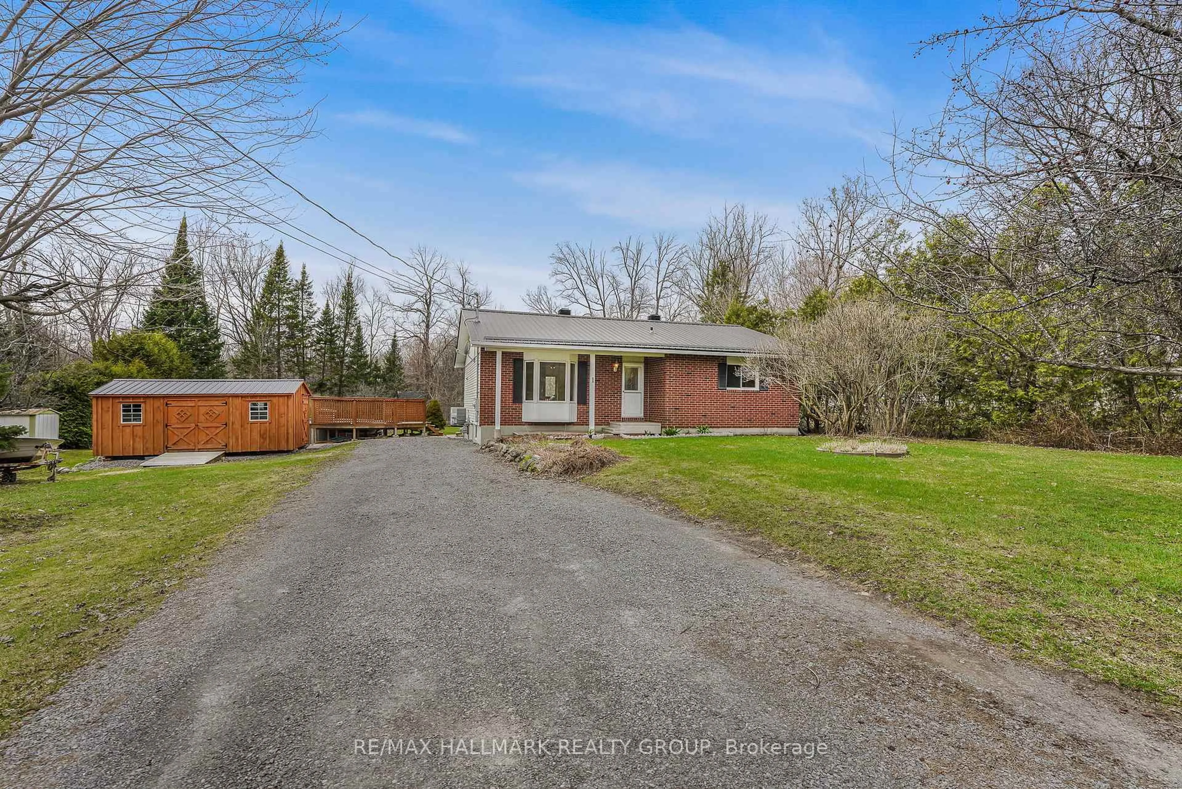 A pic from outside/outdoor area/front of a property/back of a property/a pic from drone, street for 1 CLARENCE Crt, Clarence-Rockland Ontario K4K 1K7
