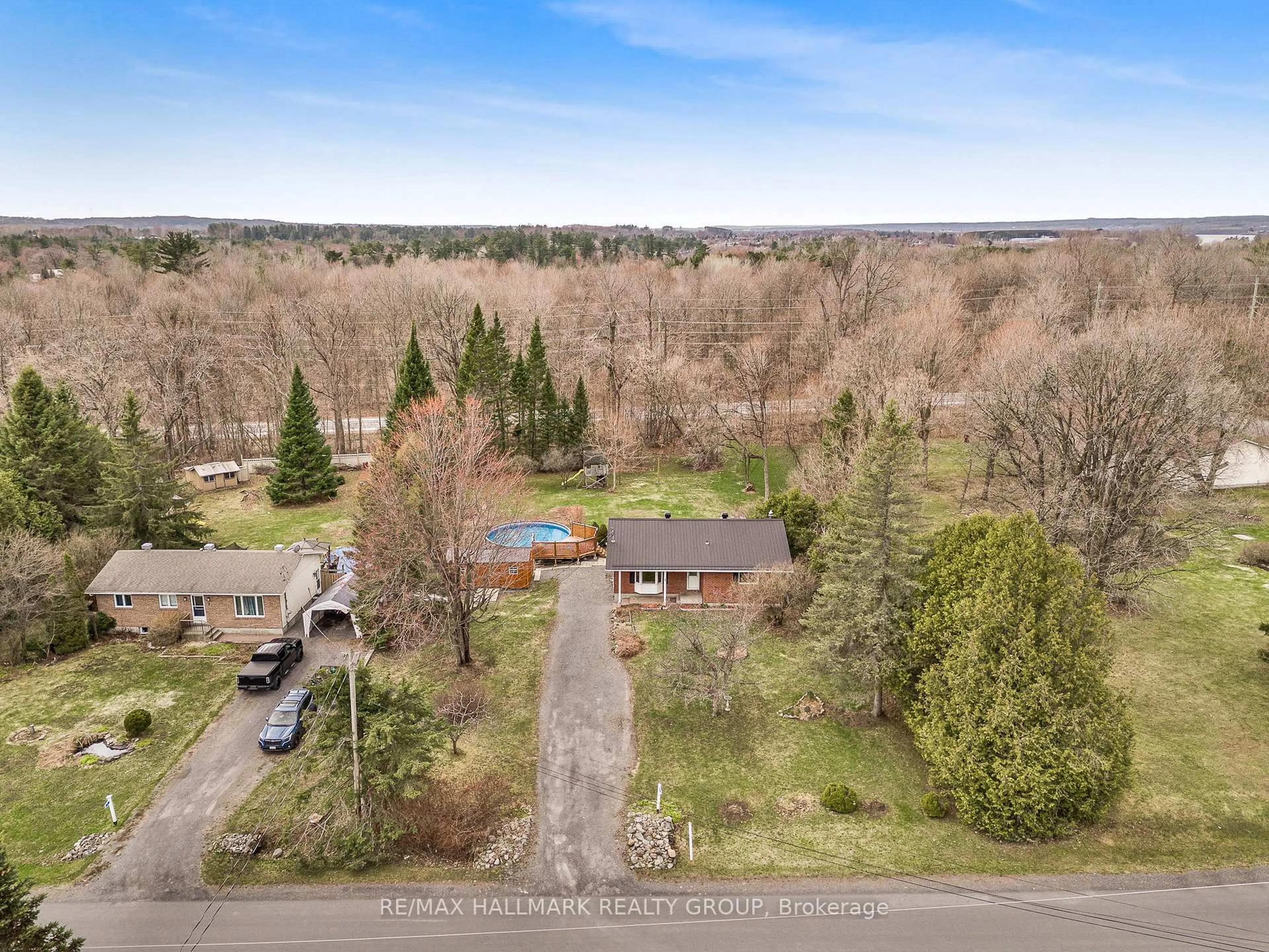 A pic from outside/outdoor area/front of a property/back of a property/a pic from drone, unknown for 1 CLARENCE Crt, Clarence-Rockland Ontario K4K 1K7