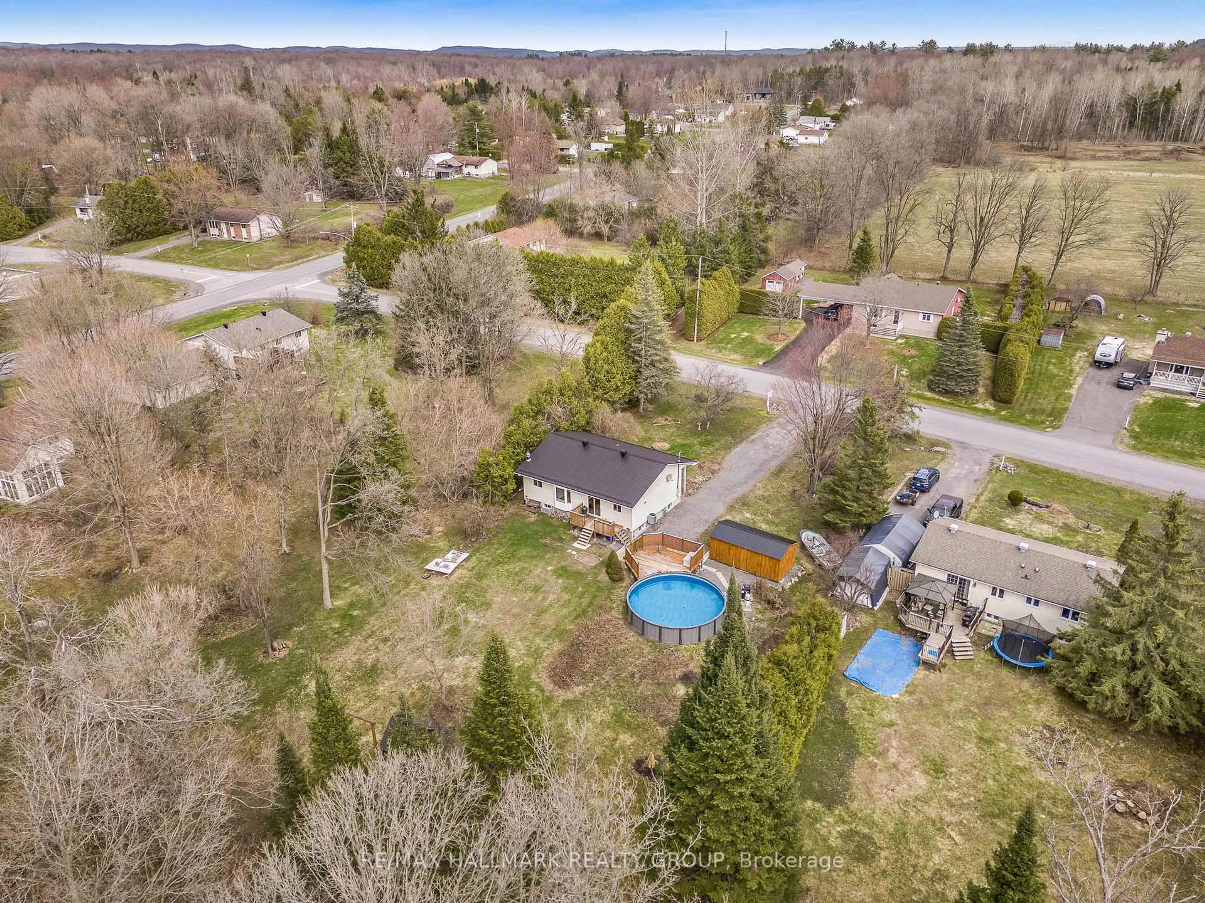 A pic from outside/outdoor area/front of a property/back of a property/a pic from drone, unknown for 1 CLARENCE Crt, Clarence-Rockland Ontario K4K 1K7