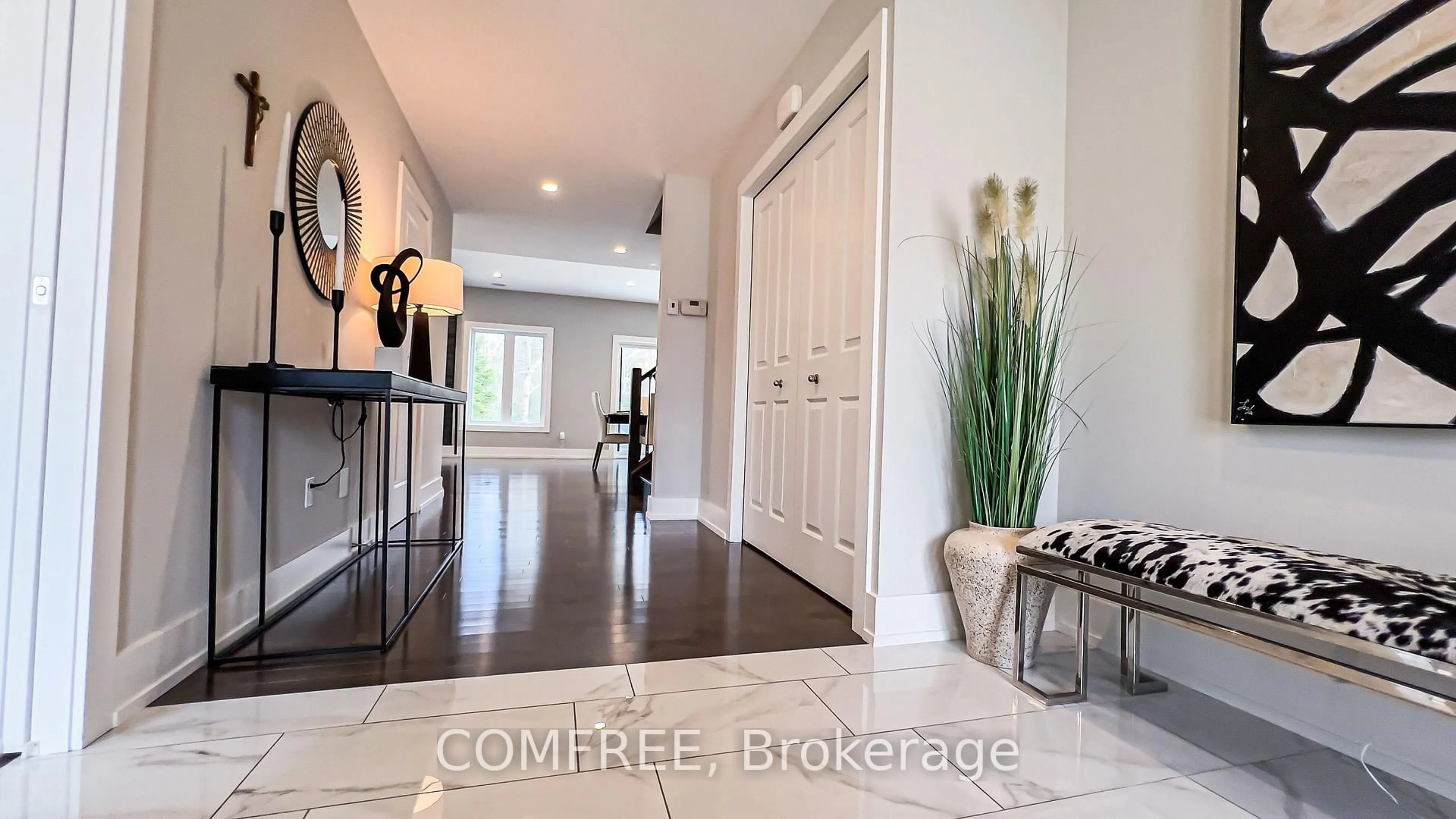 Indoor entryway for 421 Pearce St, North Bay Ontario P1C 1M8