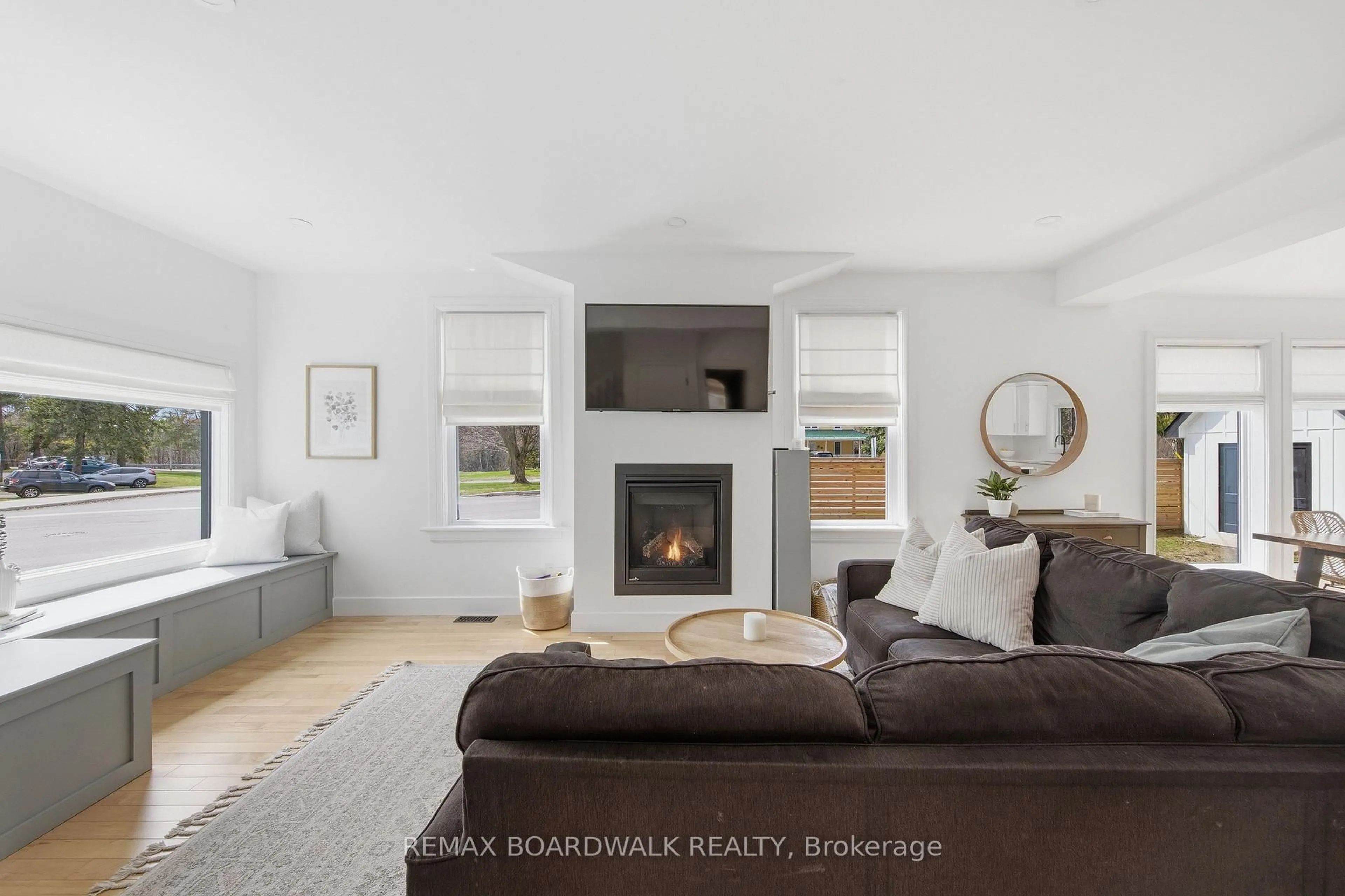 Living room with furniture, unknown for 62 Craig St, Russell Ontario K4R 1A2