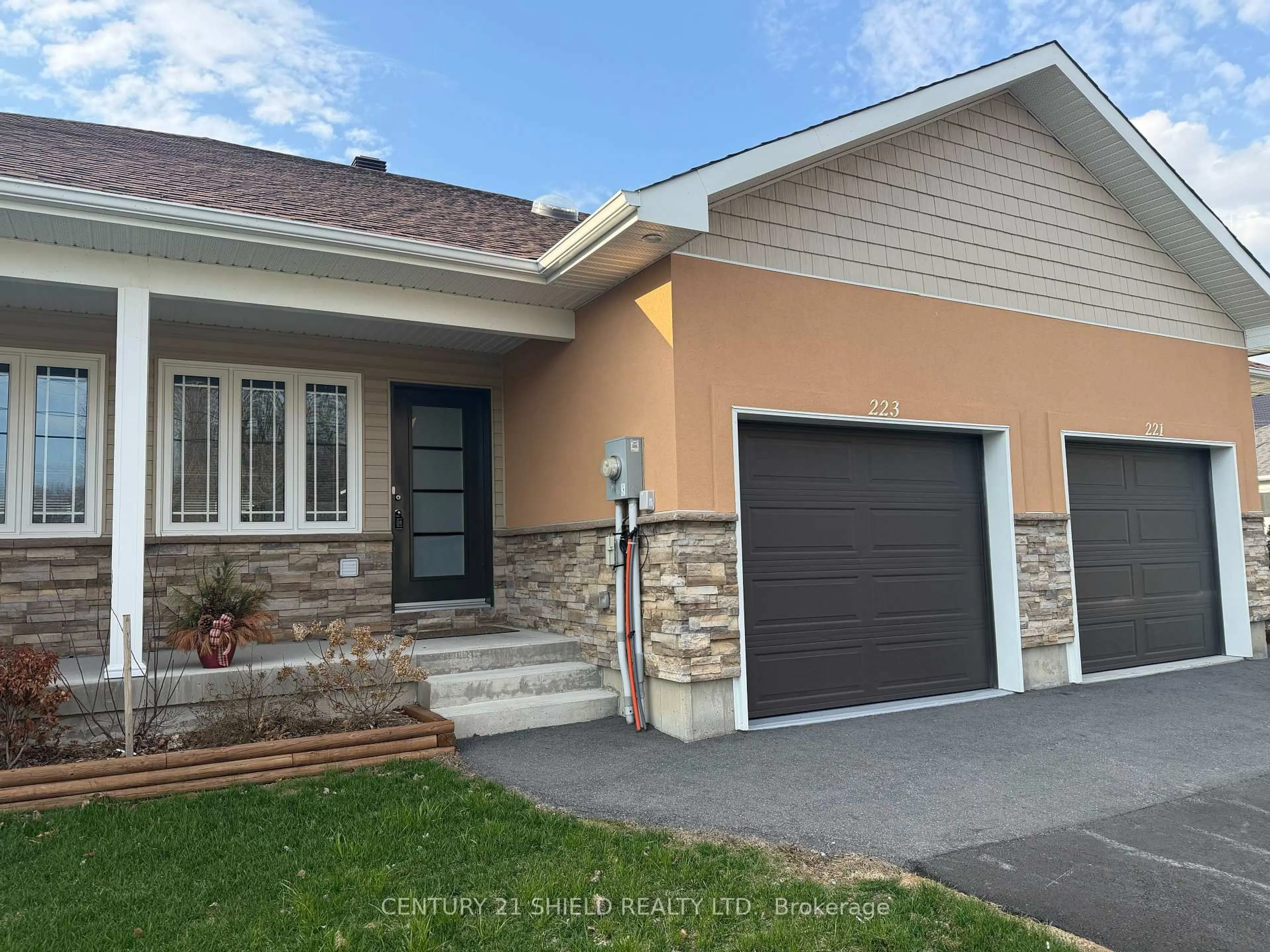 Home with vinyl exterior material, street for 223 Third St, Cornwall Ontario K6J 0B6