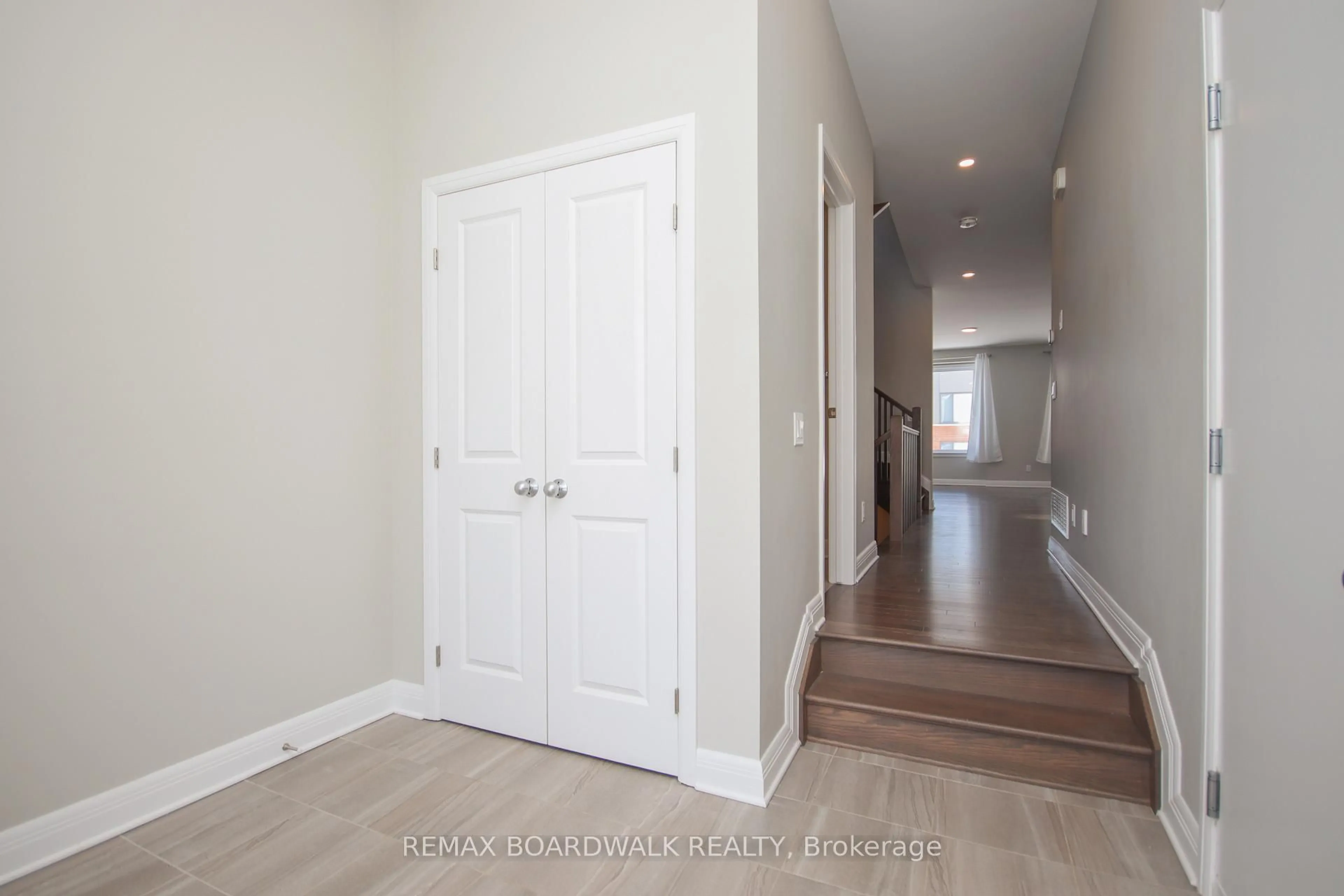 Indoor entryway for 74 Michael Stoqua St, Ottawa Ontario K1K 5A2