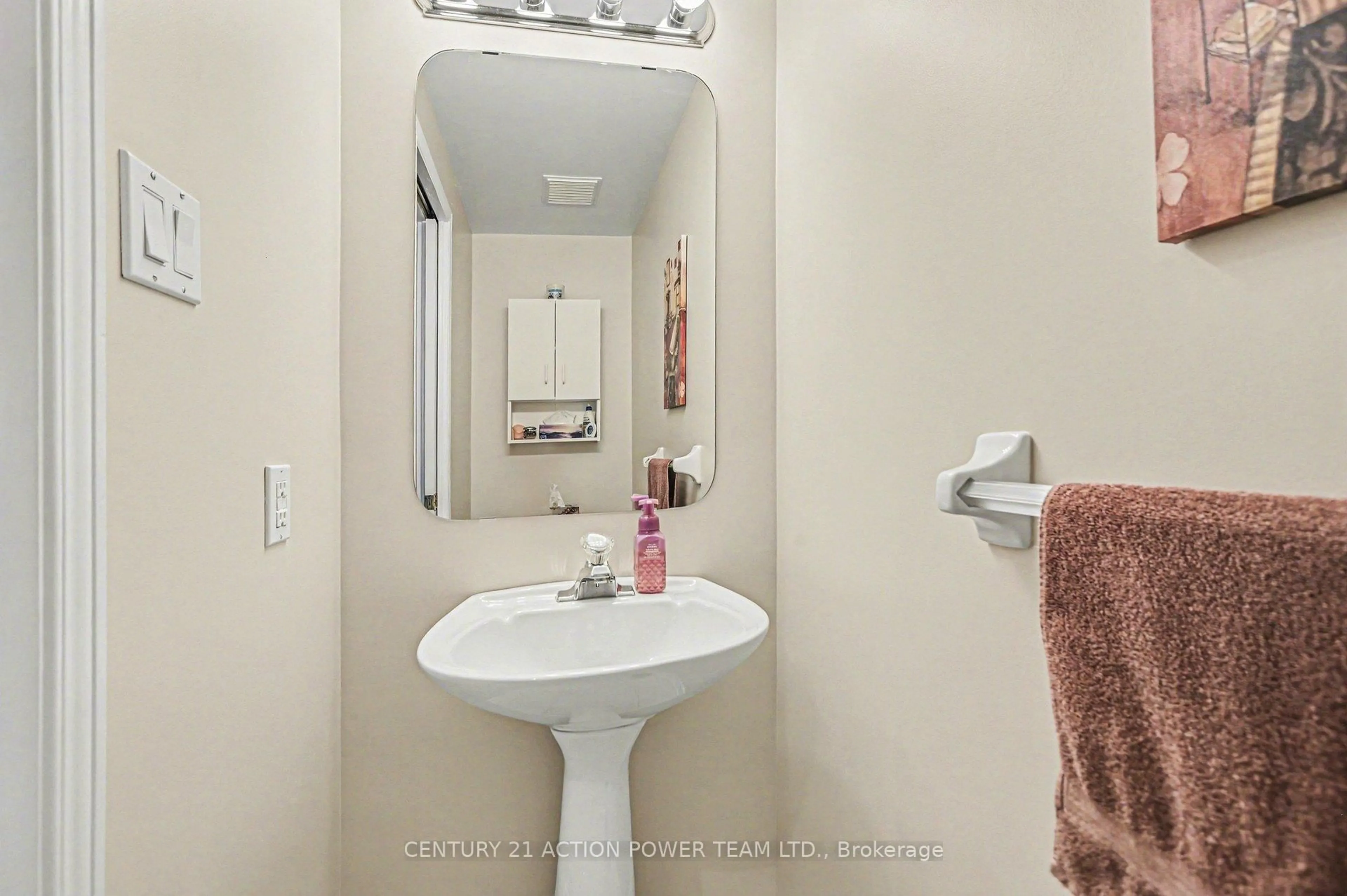 Standard bathroom, ceramic/tile floor for 18 TEESWATER St, Ottawa Ontario K2K 2W9