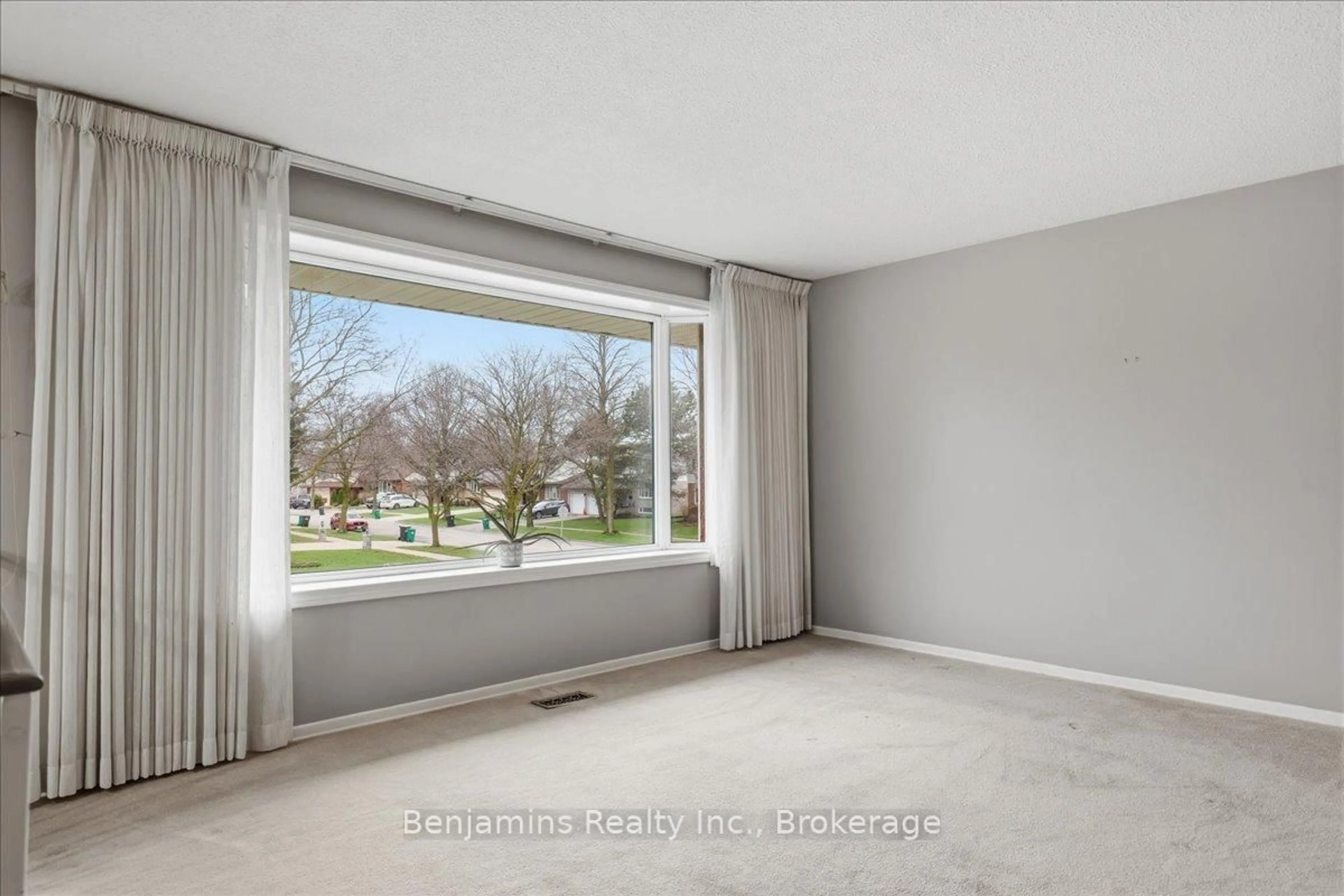 A pic of a room for 94 Colebrook Crt, Kitchener Ontario N2E 1Y8