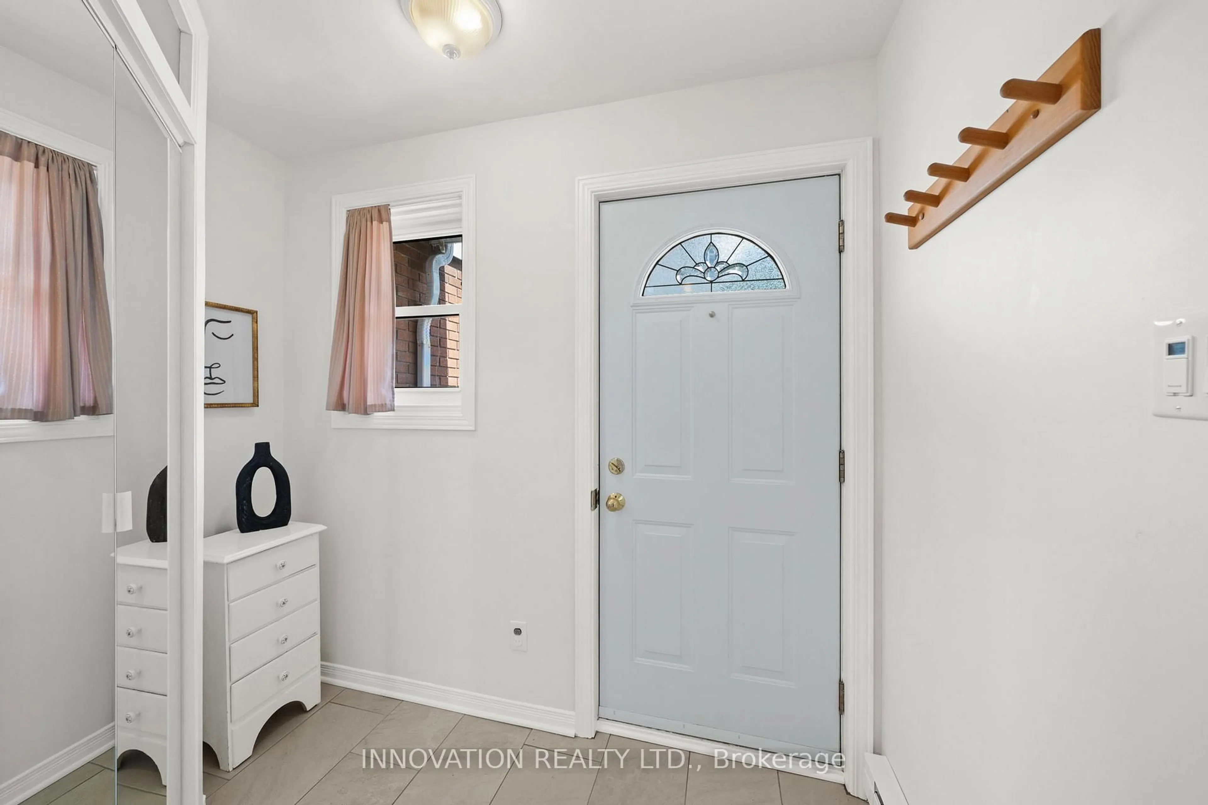 Indoor entryway for 920 Dynes Rd #22, Ottawa Ontario K2C 0G8