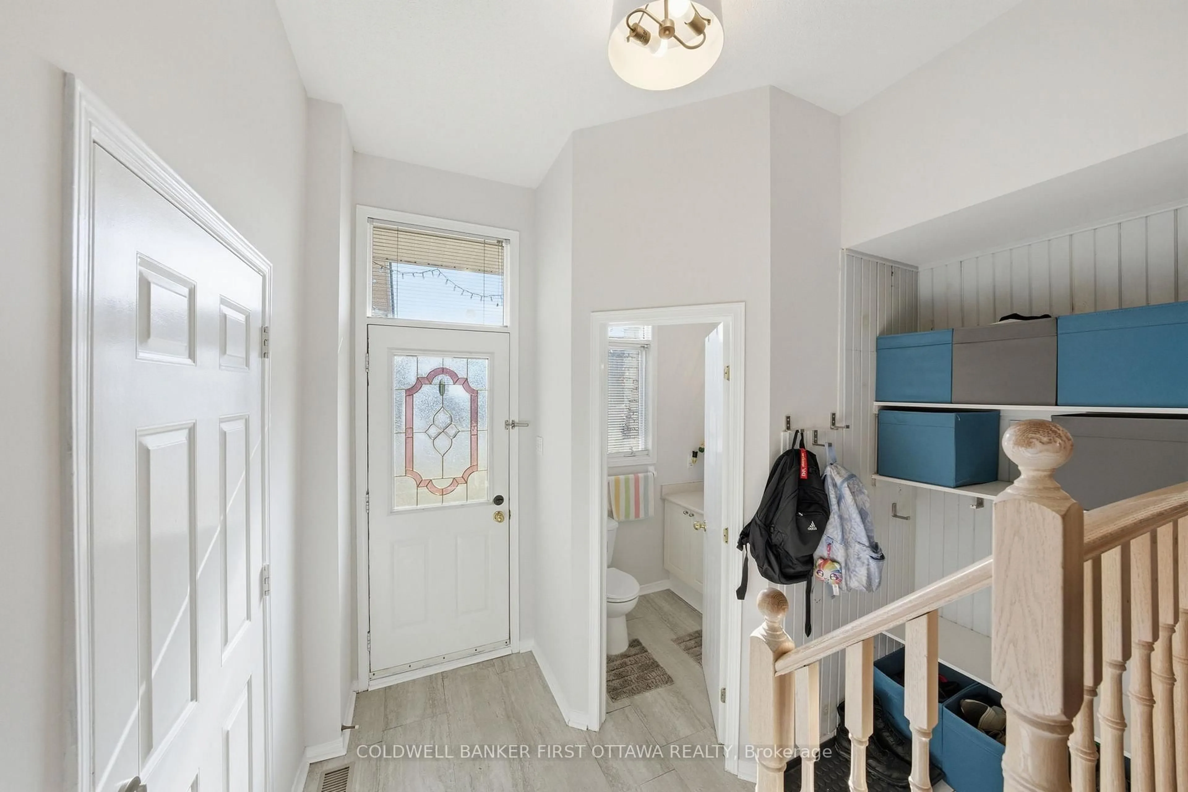 Indoor entryway for 1902 Hennessy Cres, Ottawa Ontario K4A 3X7